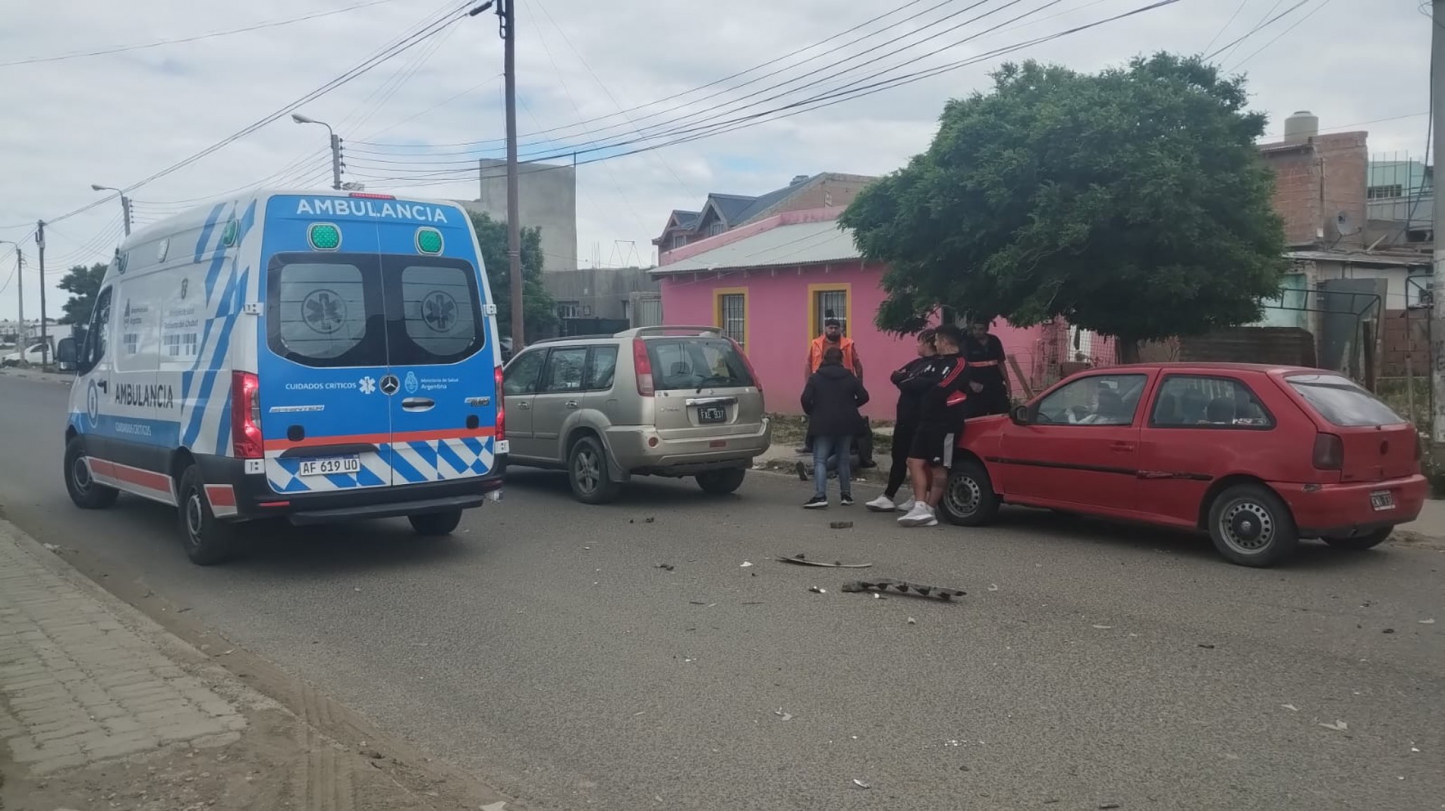 Accidente entre dos autos: una mujer herida