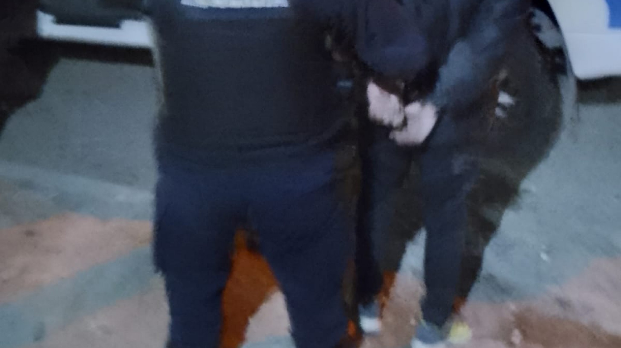 Corría por la calle con un televisor robado y fue detenido por la policía