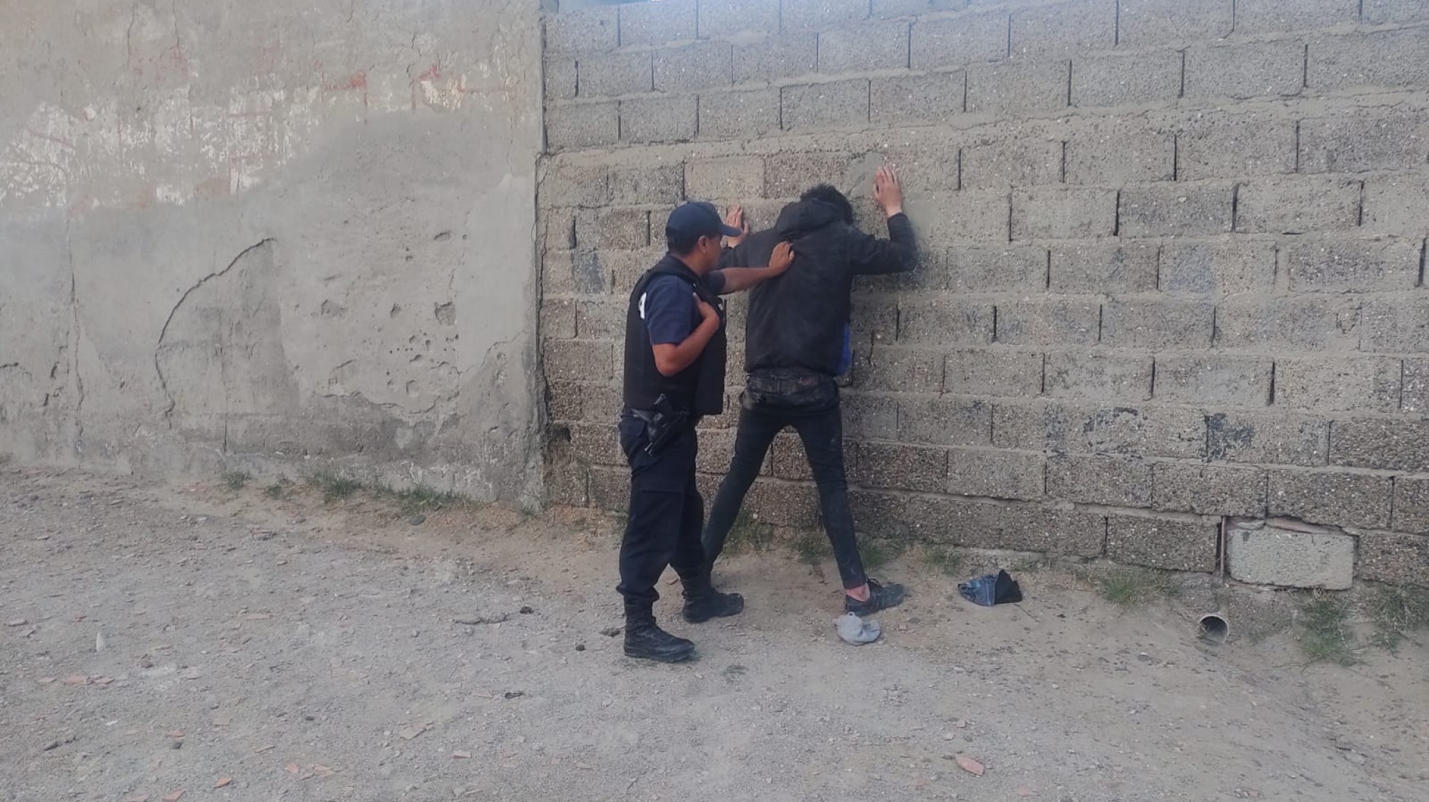 Robo de $180.000: Fingieron ser clientes, maniataron, golpearon y encerraron a un empleado