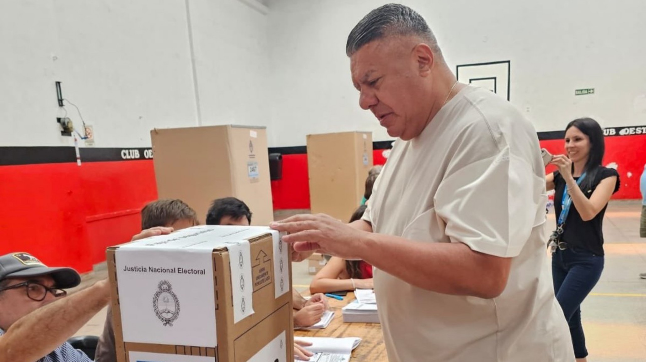 ¡Lo hizo otra vez! Chiqui Tapia votó ¿vestido de urna?