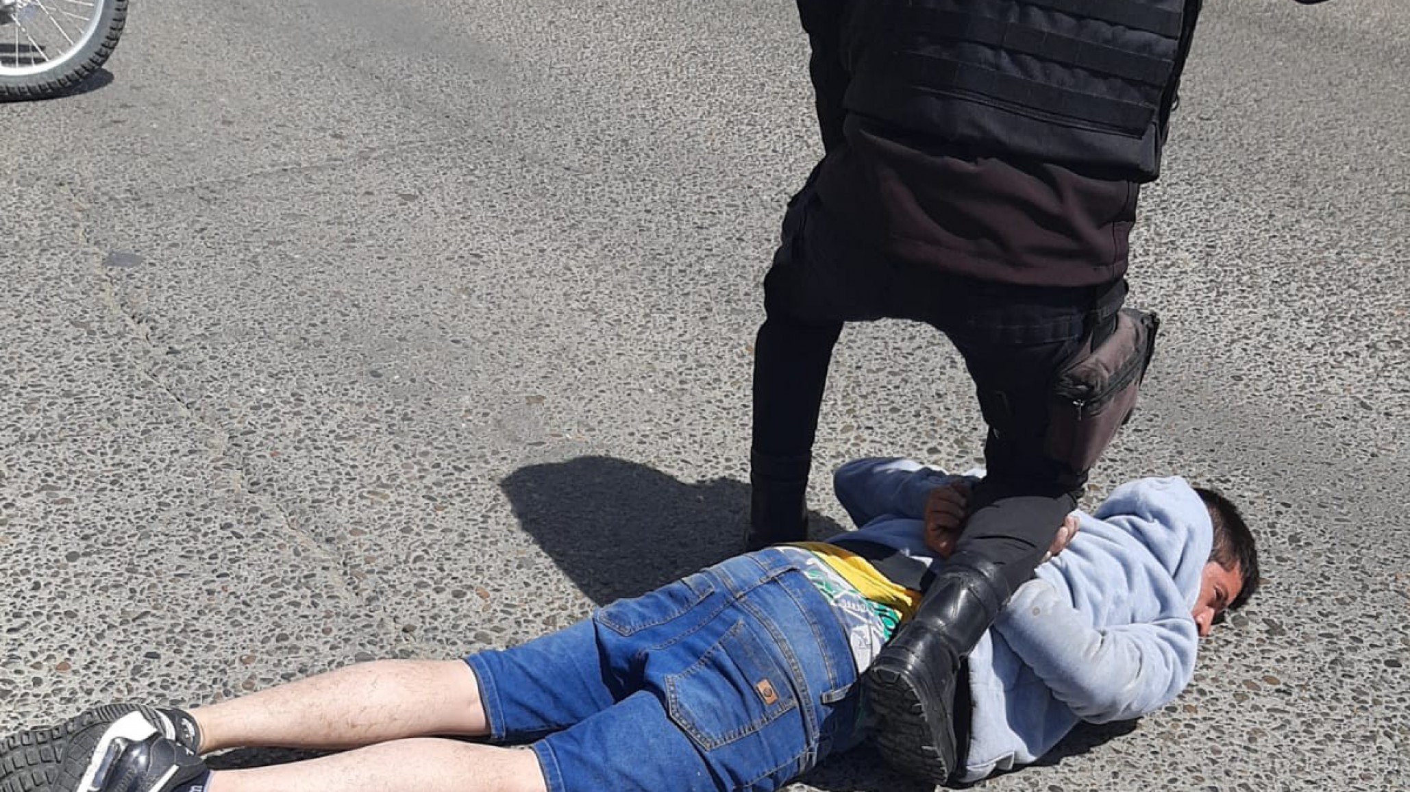 Robó en camioneta cerca de escuela donde se vota, vecina lo persiguió y fue atrapado