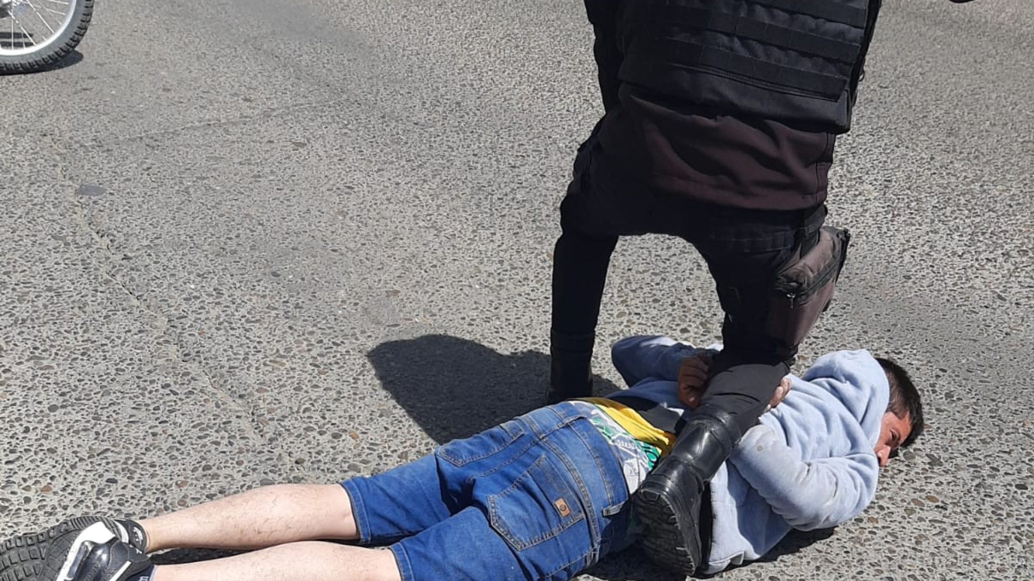 Robó en camioneta cerca de escuela donde se vota, vecina lo persiguió y fue atrapado