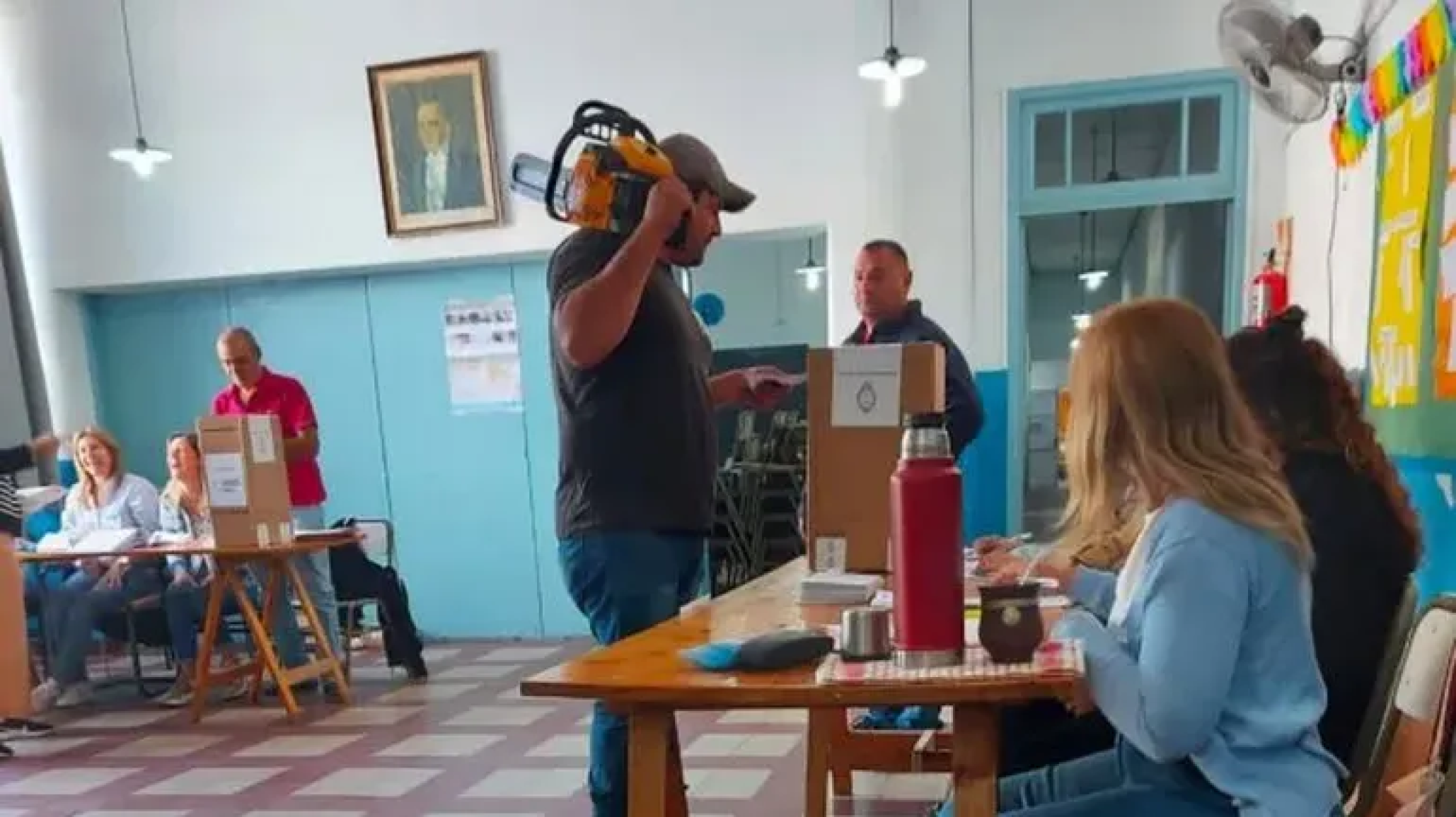 Fue a votar con una motosierra