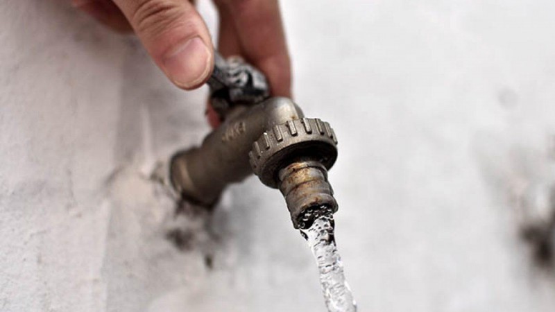 Cortarán el agua por 24 horas en siete barrios por una rotura en el acueducto
