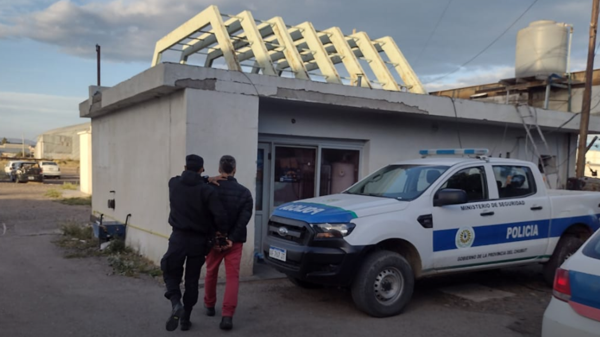 Lo atraparon infraganti en supermercado "llevaba entre su ropa mercadería"