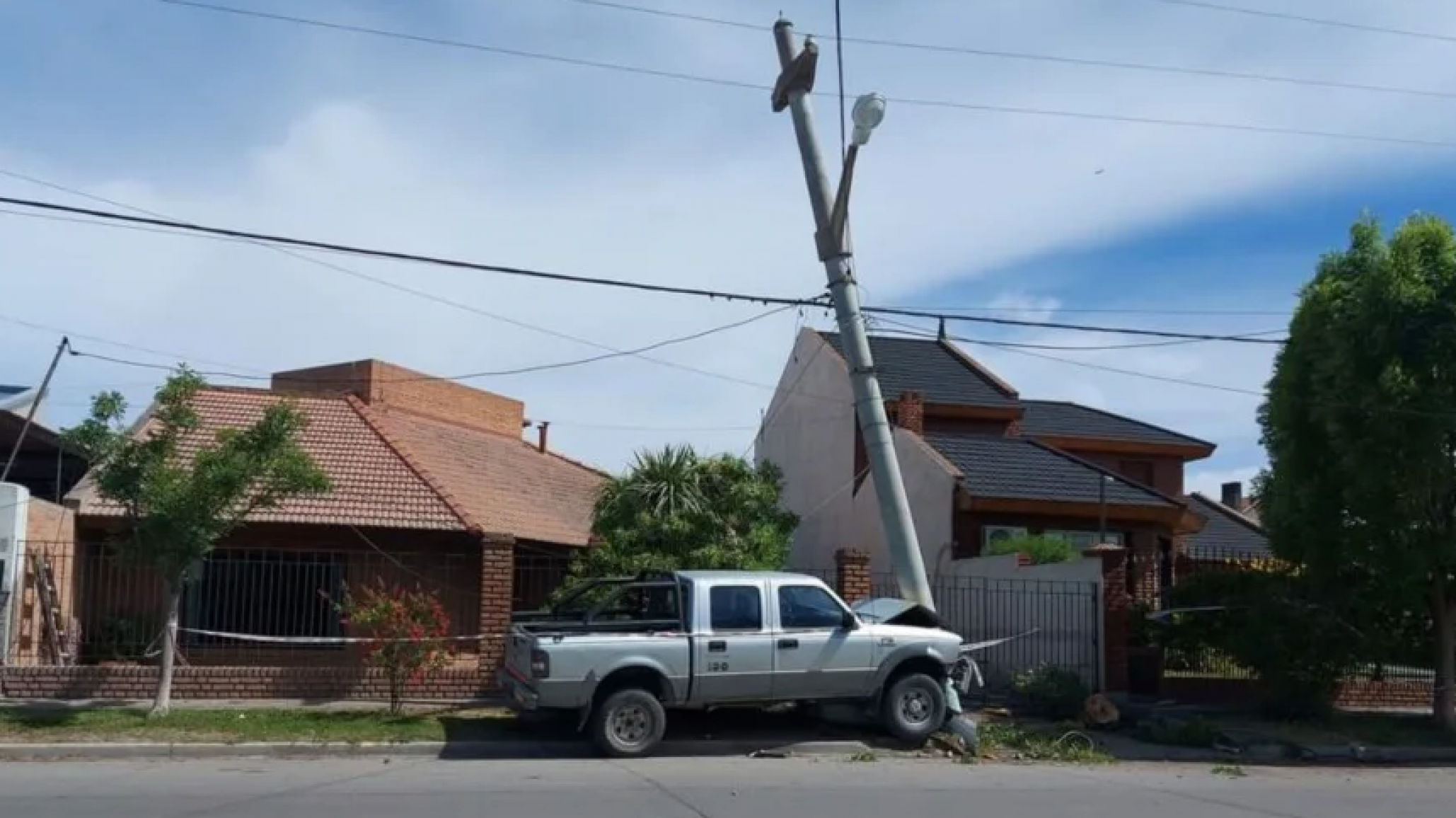 Dejó 8 barrios sin luz tras choque con un poste eléctrico
