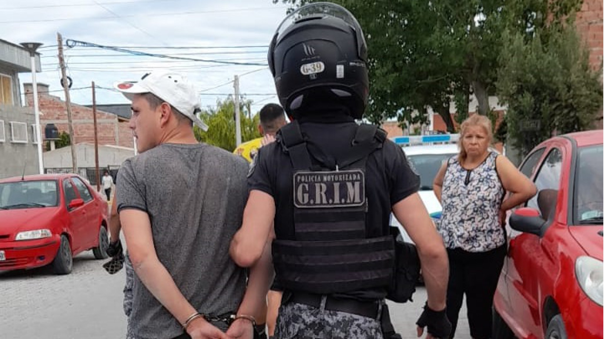 ¡Falsos policías! Golpearon a un menor e intentaron entrar en su casa