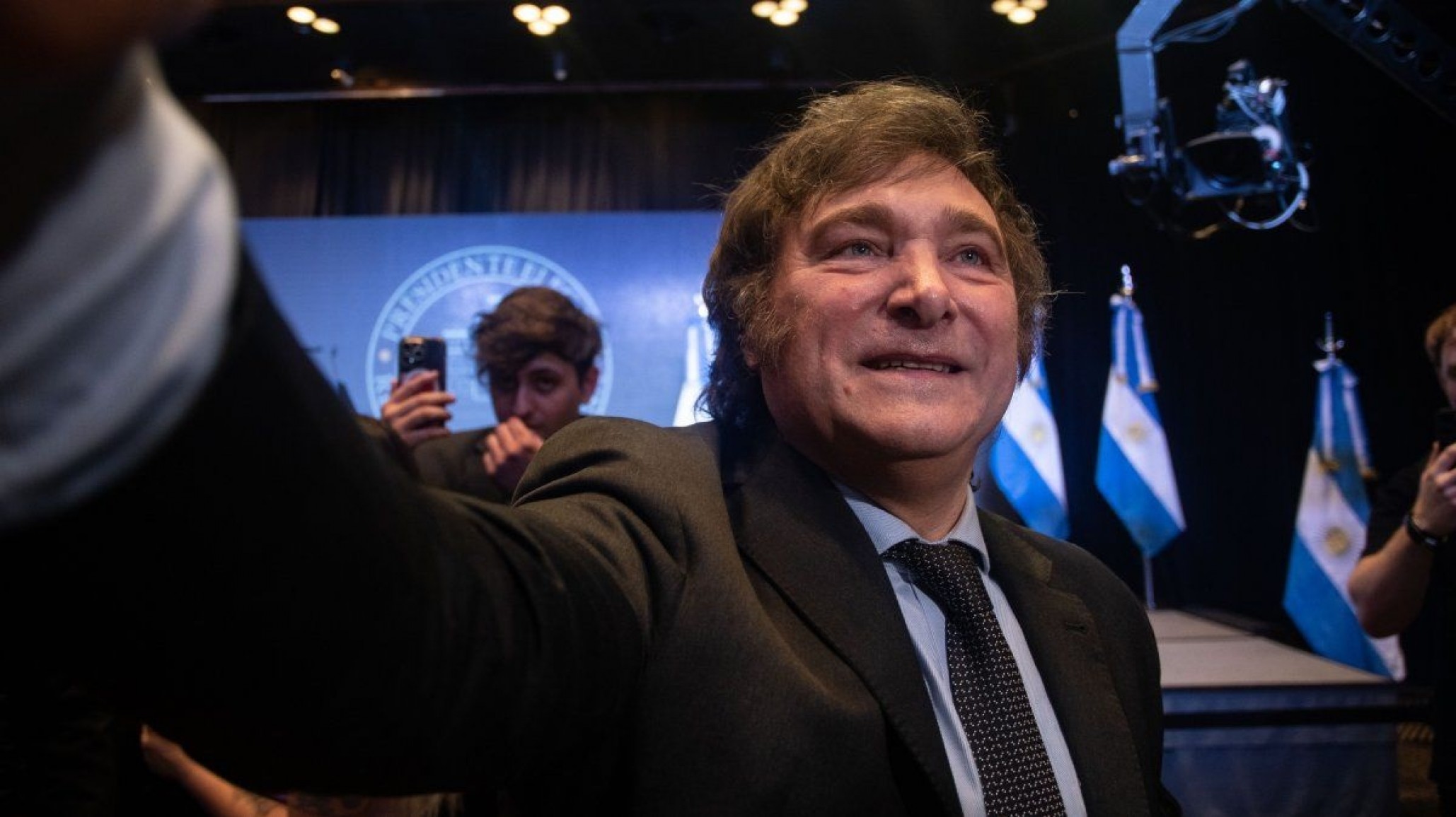 Milei viaja a Washington y se reunirá con el FMI