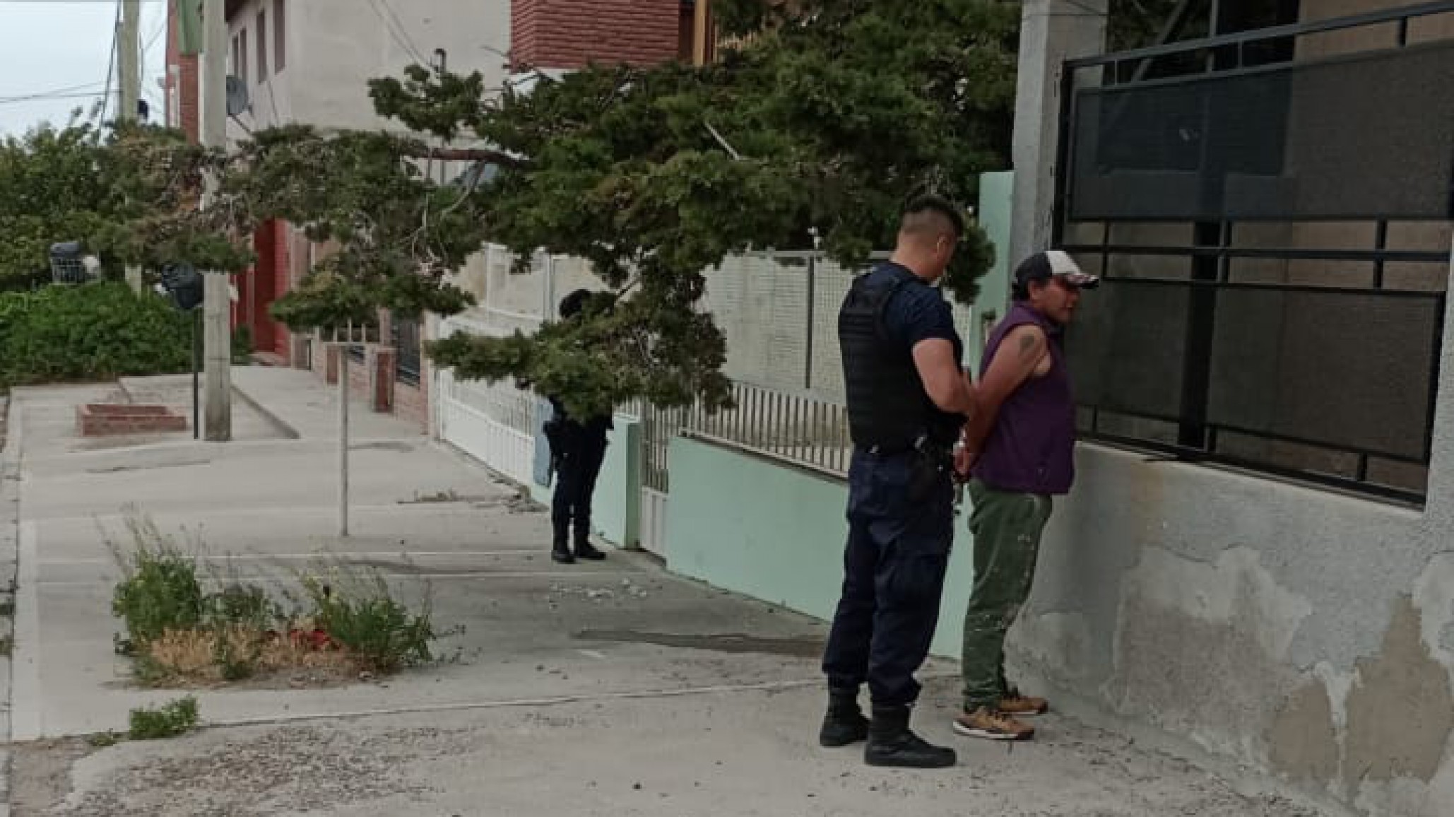 Robó dos botellas de whisky y el encargado le dio una paliza