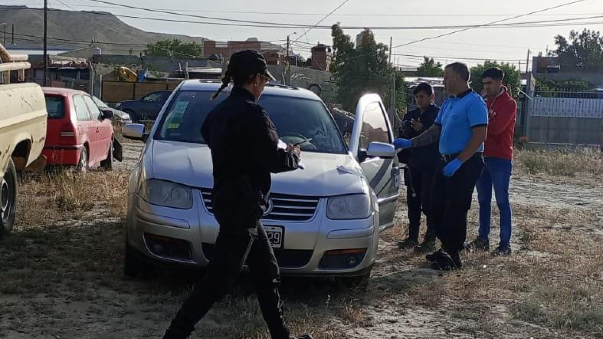 Intentó matar a su mujer delante de su hija y ahora está más complicado ¿qué hallaron en su auto?