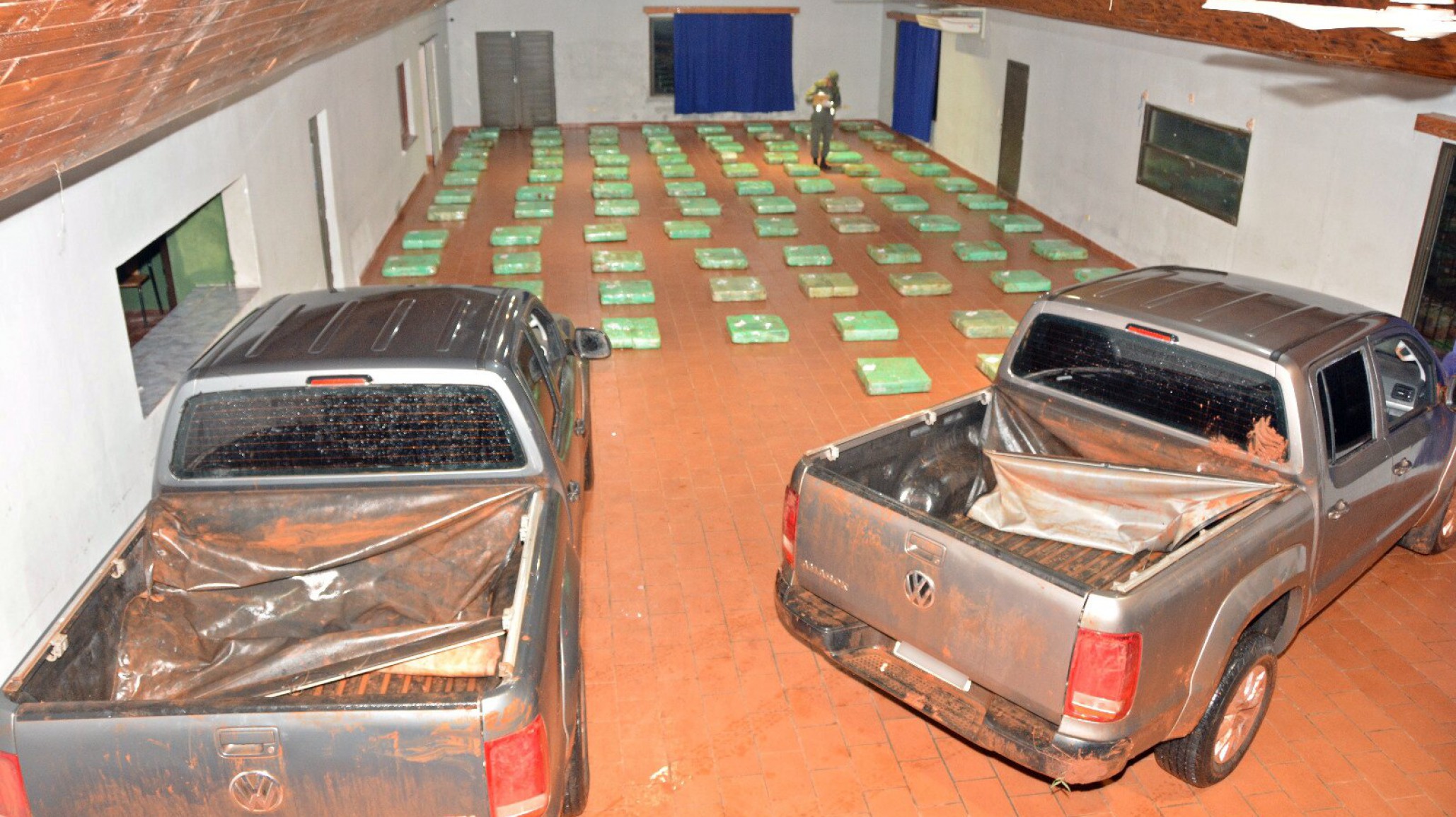 Incautan 2.000 kilos de marihuana en dos camionetas abandonadas ¿y los conductores?