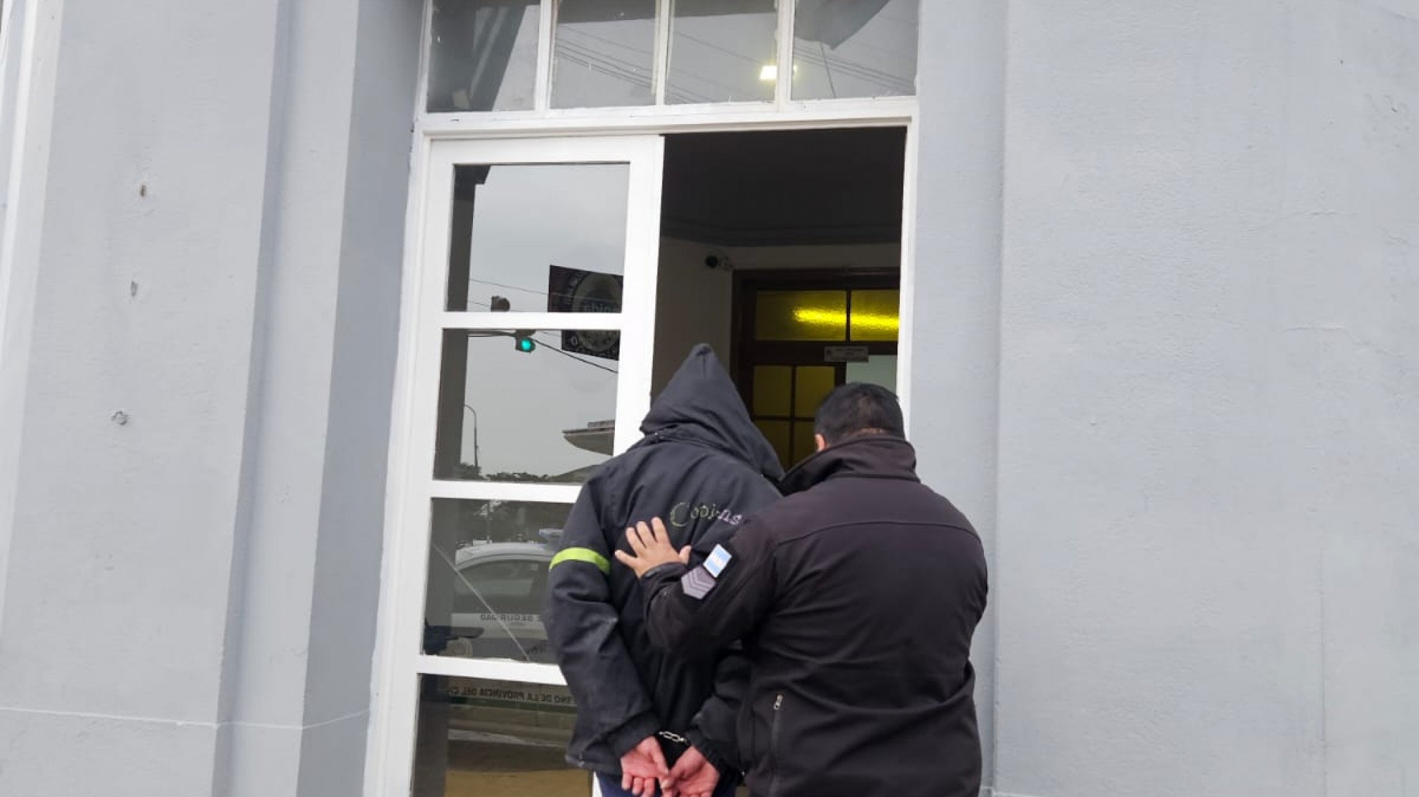 ¡Cliente violento! Ocultó mercadería y se negó a salir del local ¿Cómo lo convencieron?