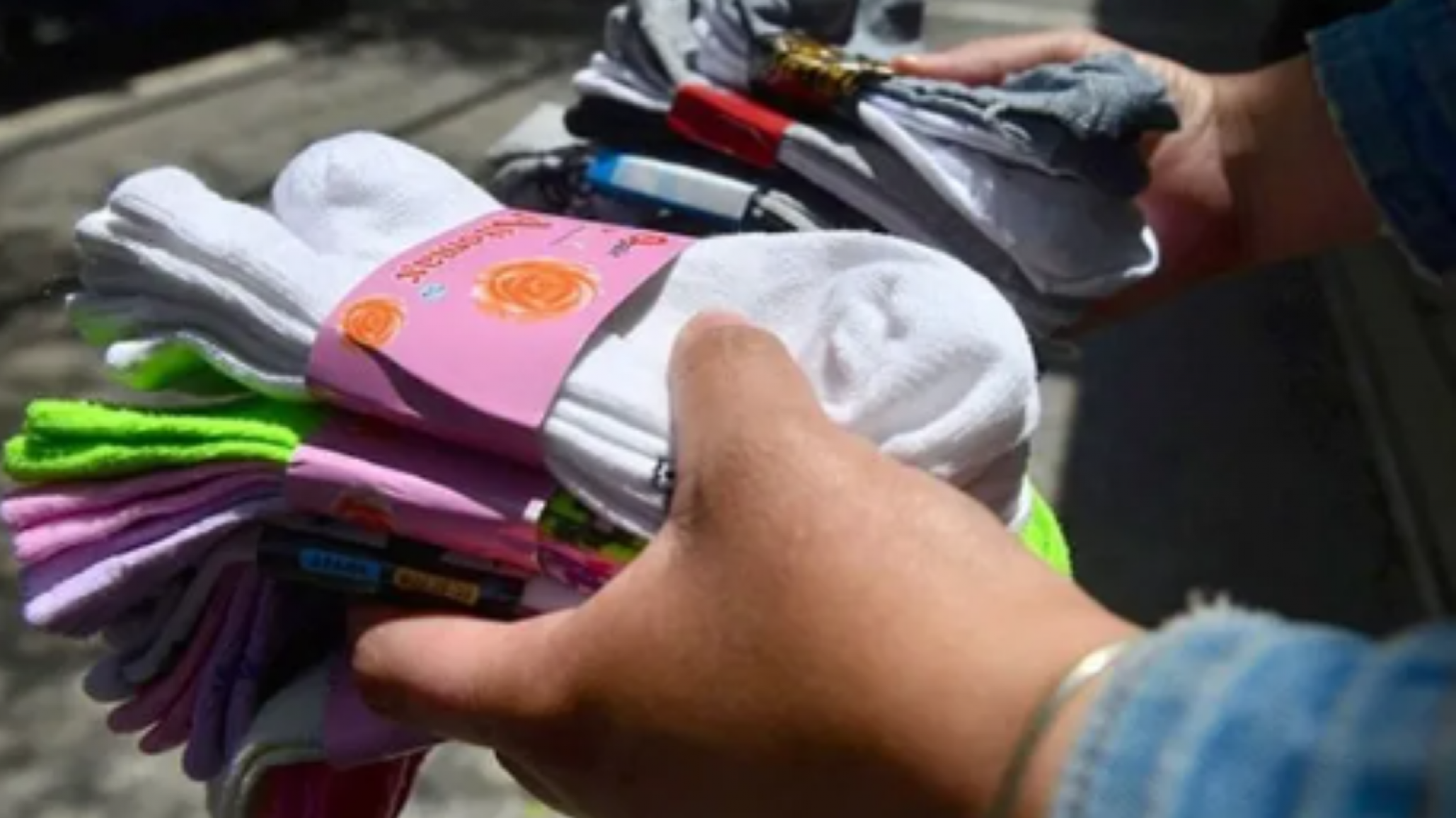 ¡Así no! Vendedor de medias le robó el celular a adolescente "porque no le compró..."