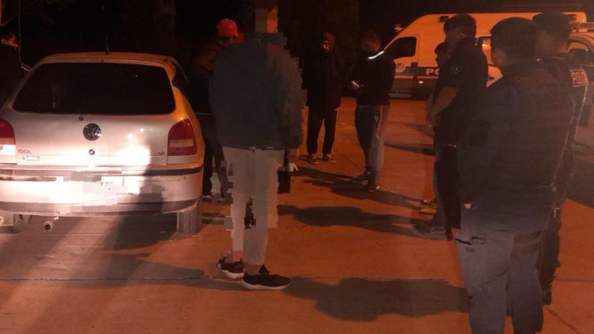 ¡Pillo! Había dos en actitud sospechosa y le descubrieron "drogas, armas y rock and roll"