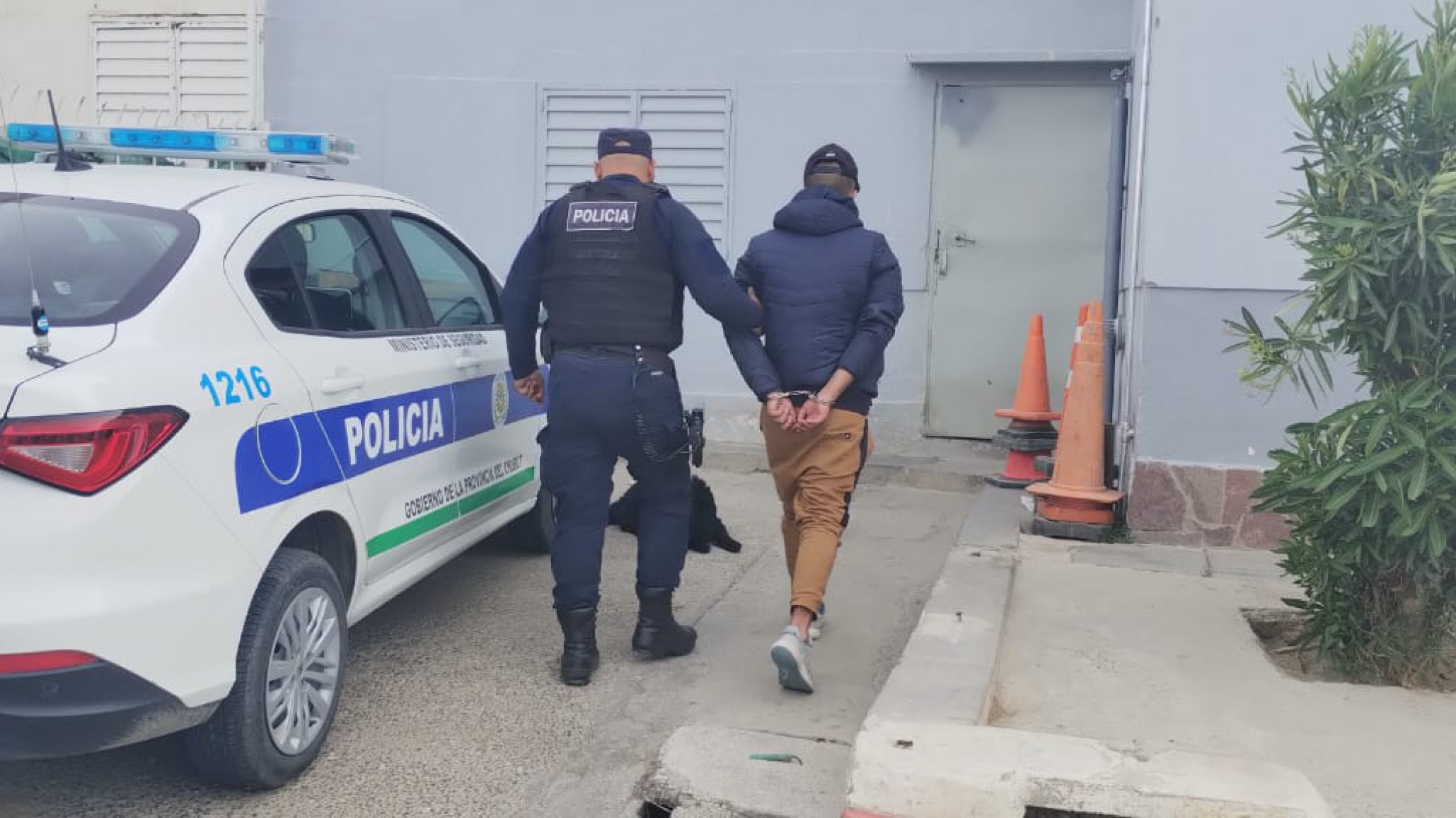 ¡Le salió mal! Intento robar un auto pero tuvo que huir