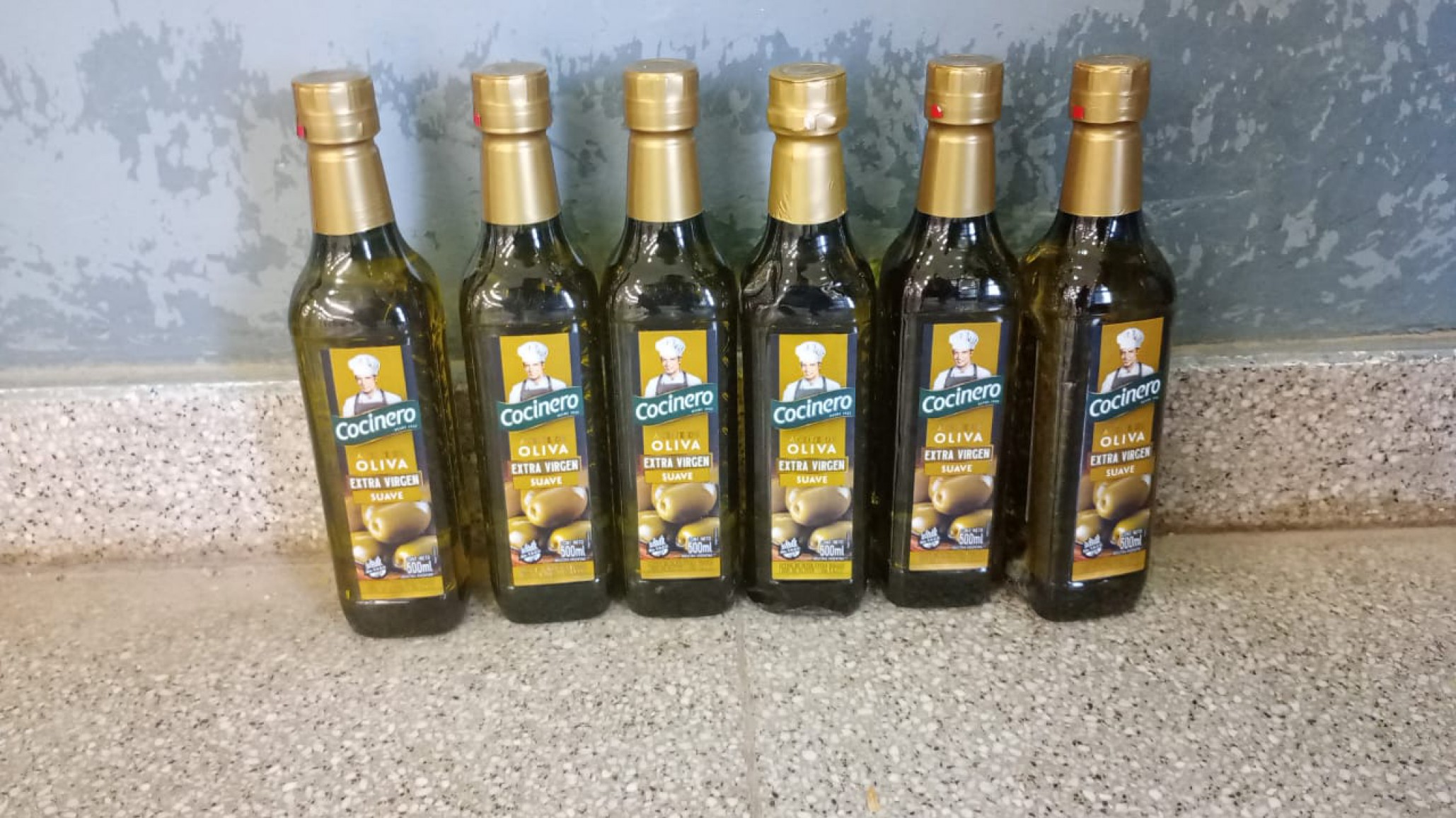 ¡Un fanático de las ensaladas! Quiso robar seis botellas de aceite de oliva en La Anónima pero fue descubierto por el gerente