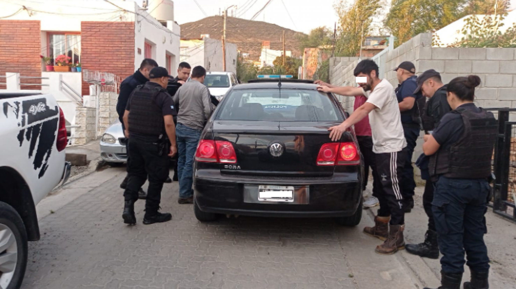 ¡Violencia en la calle! Iba caminando con amigos y le dispararon 3 veces desde un auto