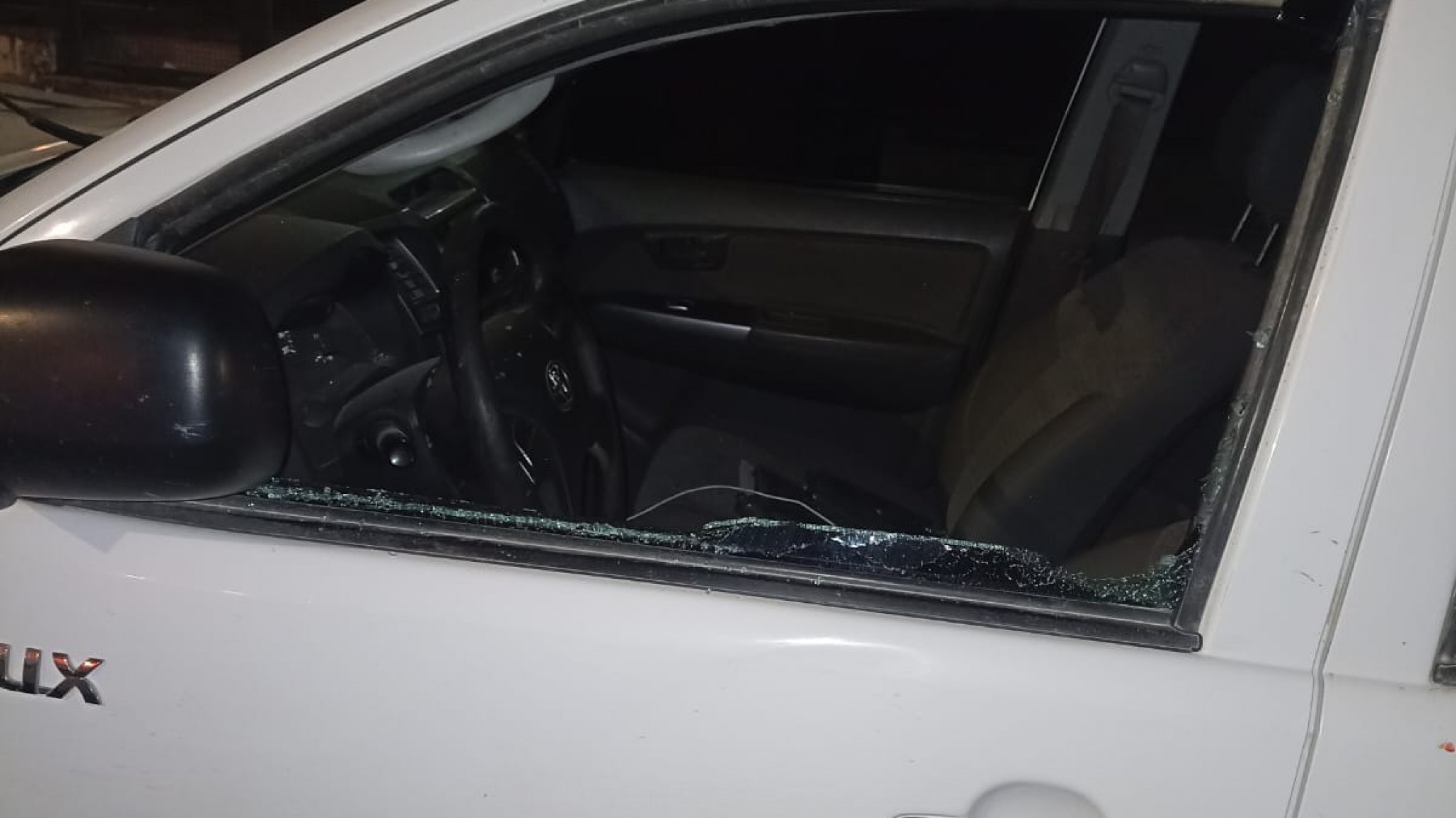 ¡Rompo todo! Mujer ebria dañó vidrio de camioneta ¿por qué lo hizo?