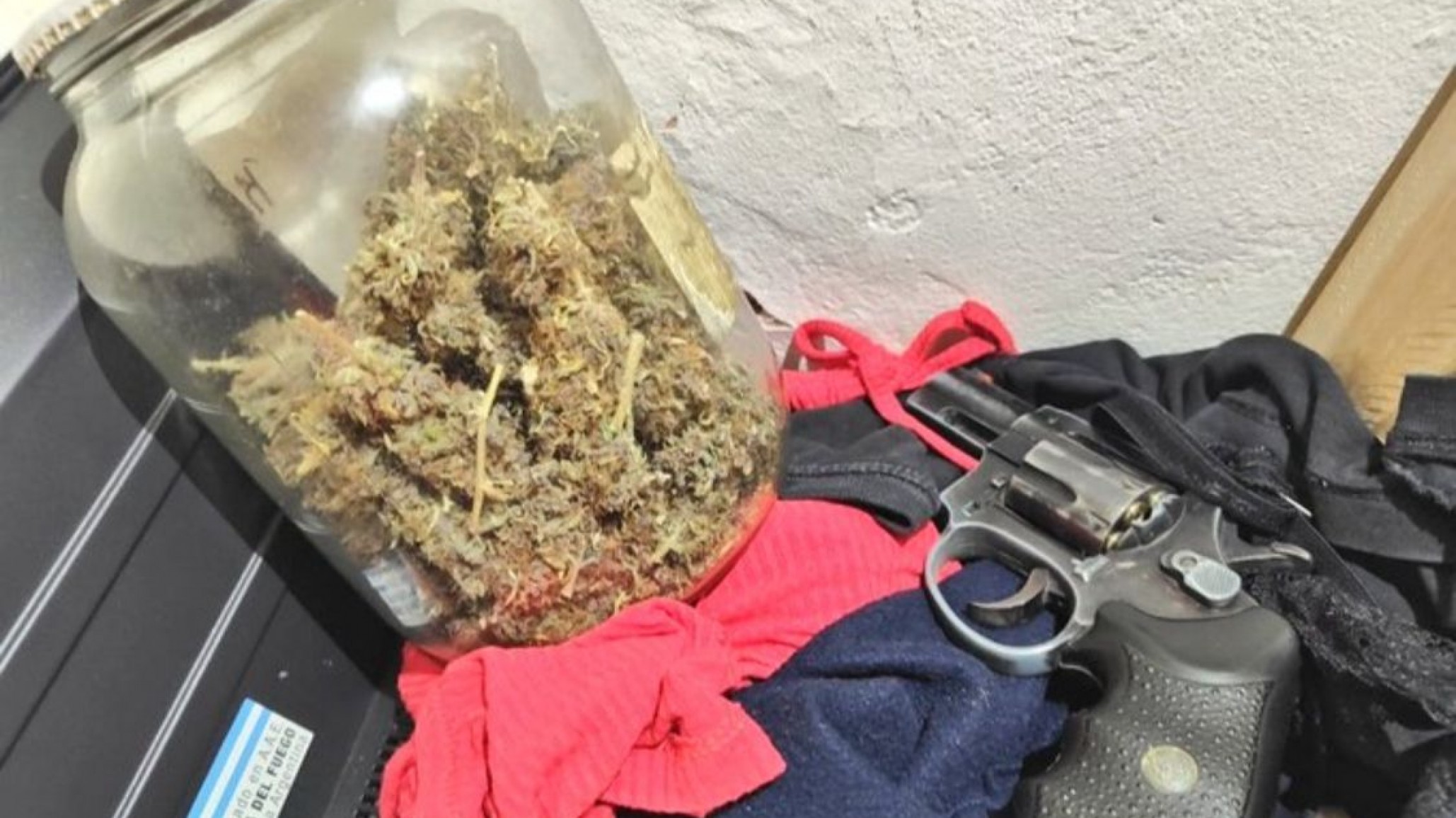 Allanaron a un hombre y le encontraron droga, plata y armas ¿Algo más?