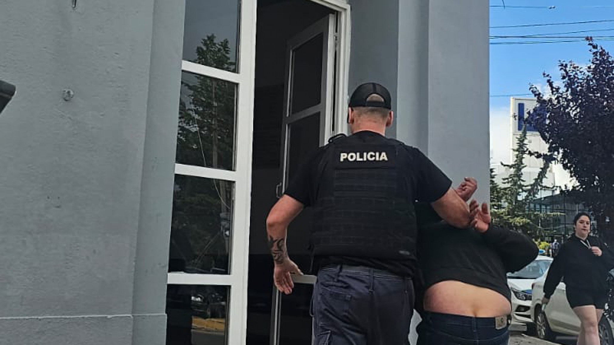 ¡A la fuga! Vieron que robaba por las cámaras e intento huir