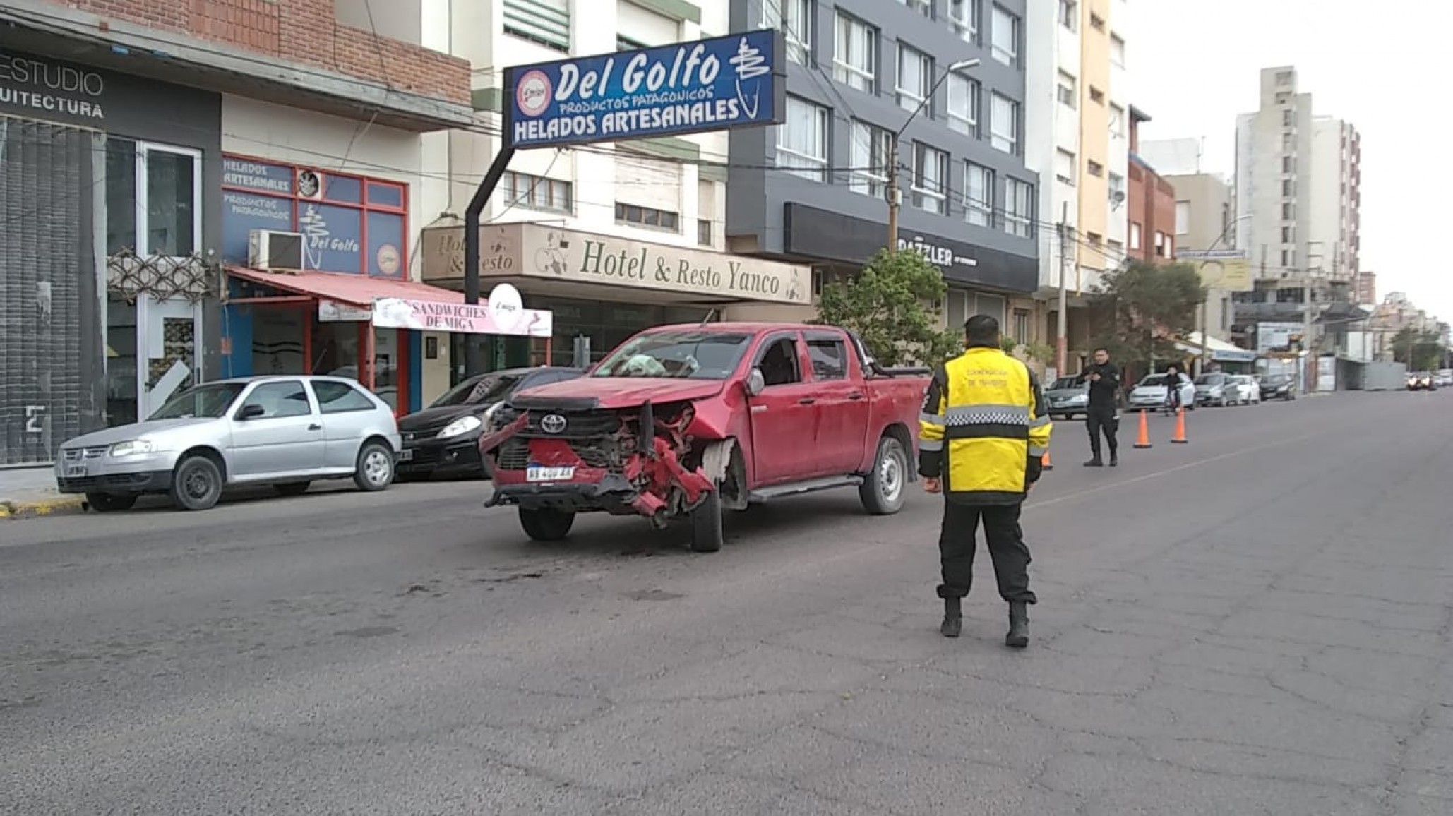 ¡Irresponsable! Ebrio chocó un auto estacionado, huyó y no tenía ni seguro