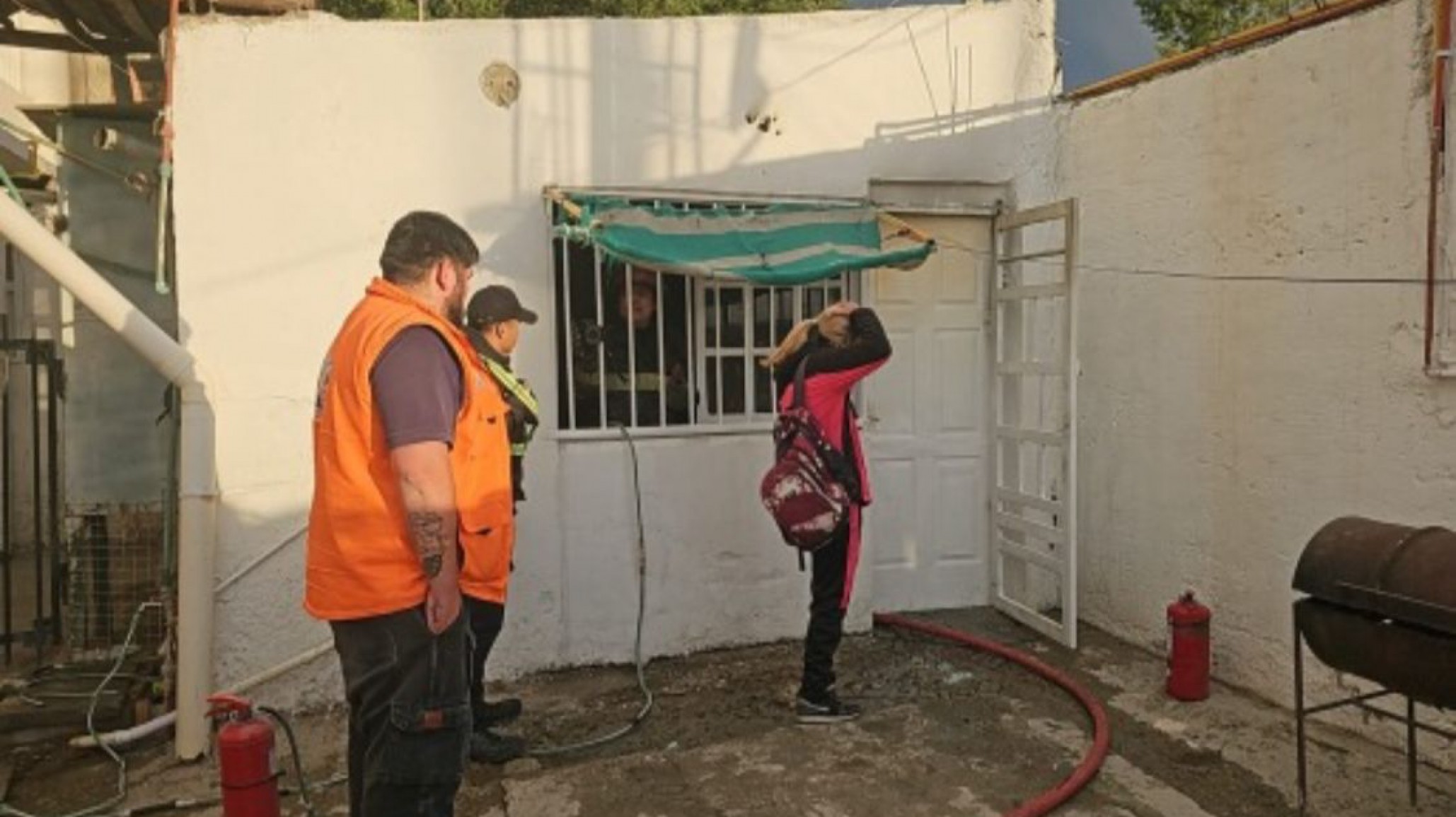 Vecino héroe: Salvo a dos perros de un incendio