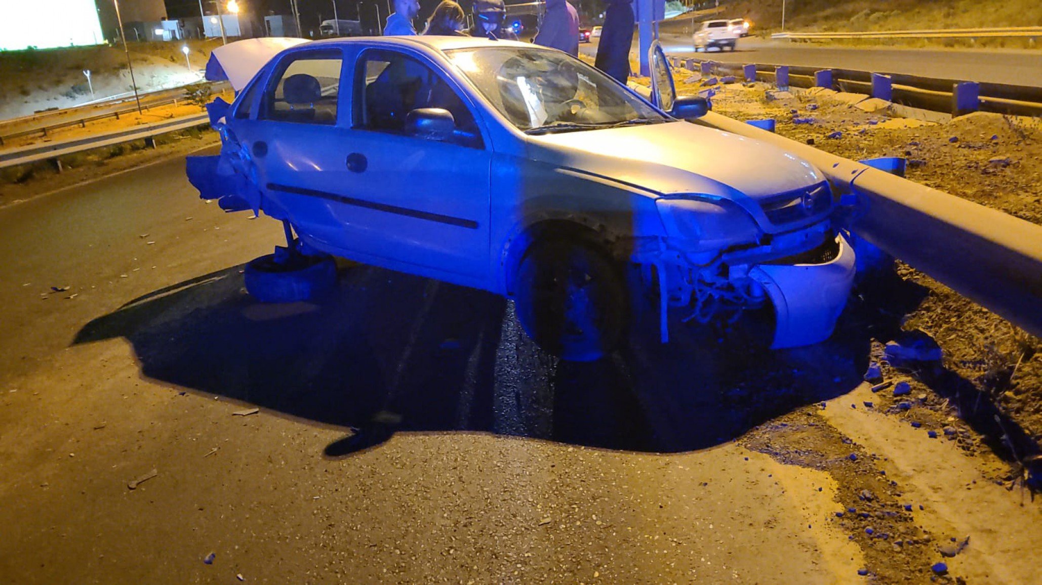 Conductora no vio auto con balizas en Ruta 3 y lo chocó