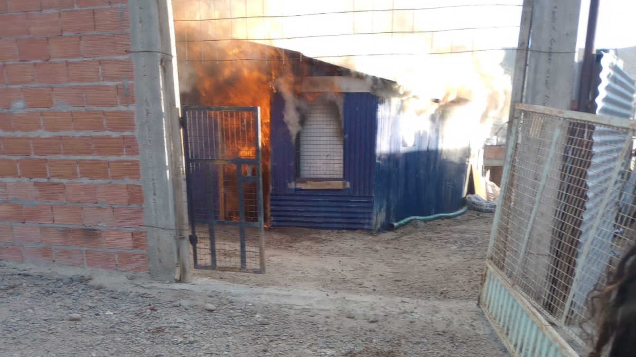 ¡Dejó prendida la cocina e incendió su casa!