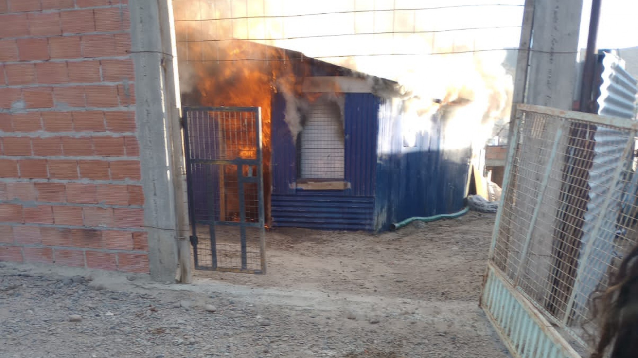 ¡Dejó prendida la cocina e incendió su casa!