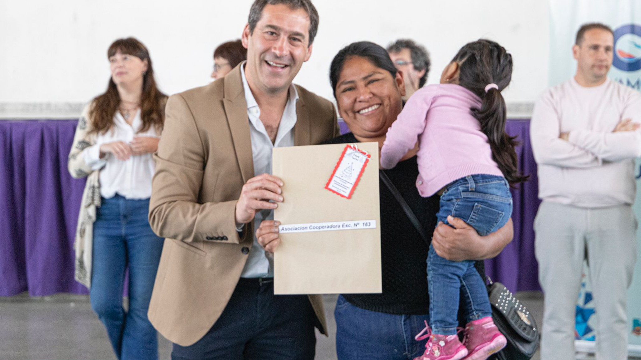 Luque llevó a cabo la última entrega del Fondo de Asistencia Educativa Municipal