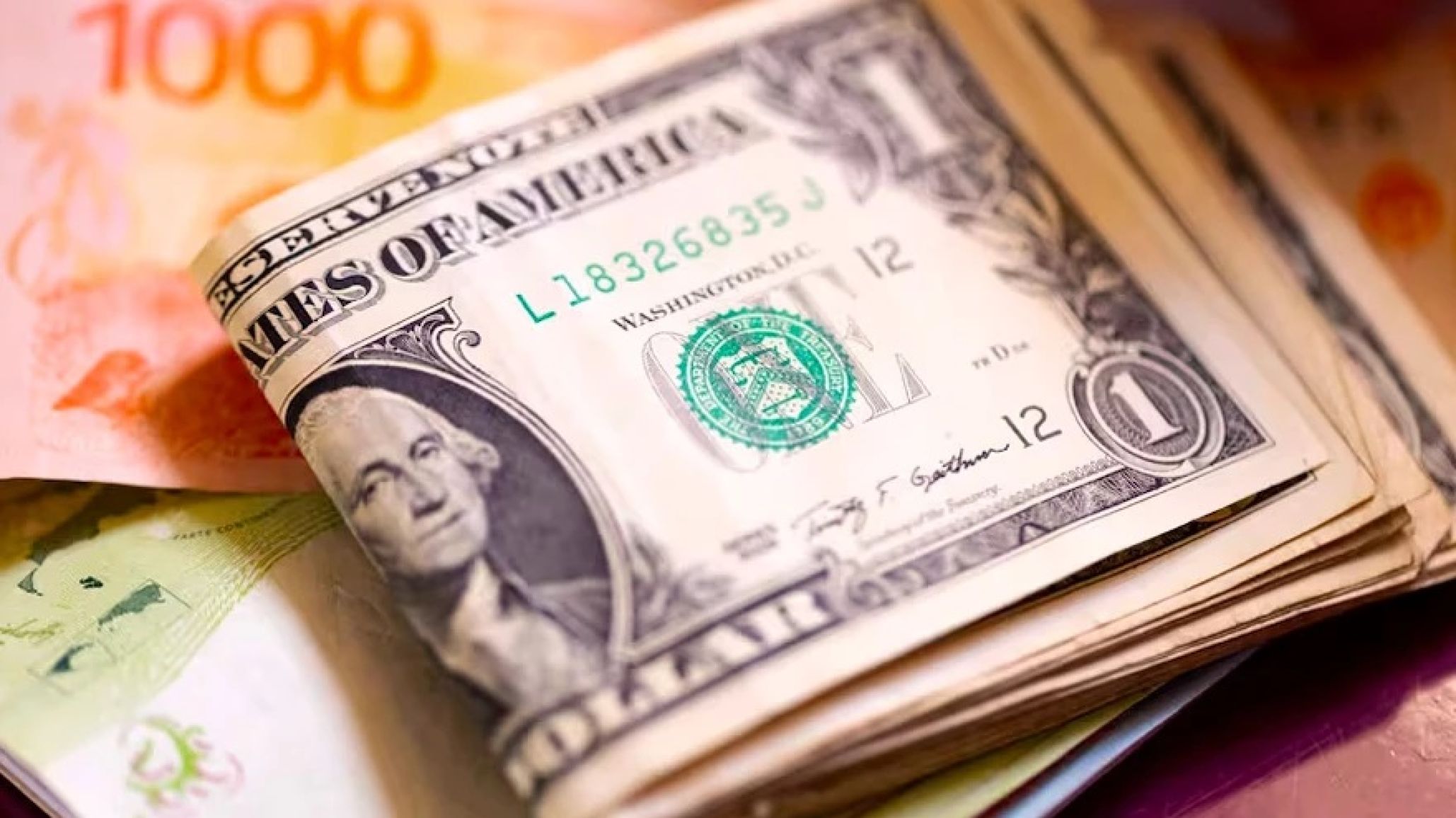 Derrumbe de acciones argentinas en Wall Street y récord del dólar libre