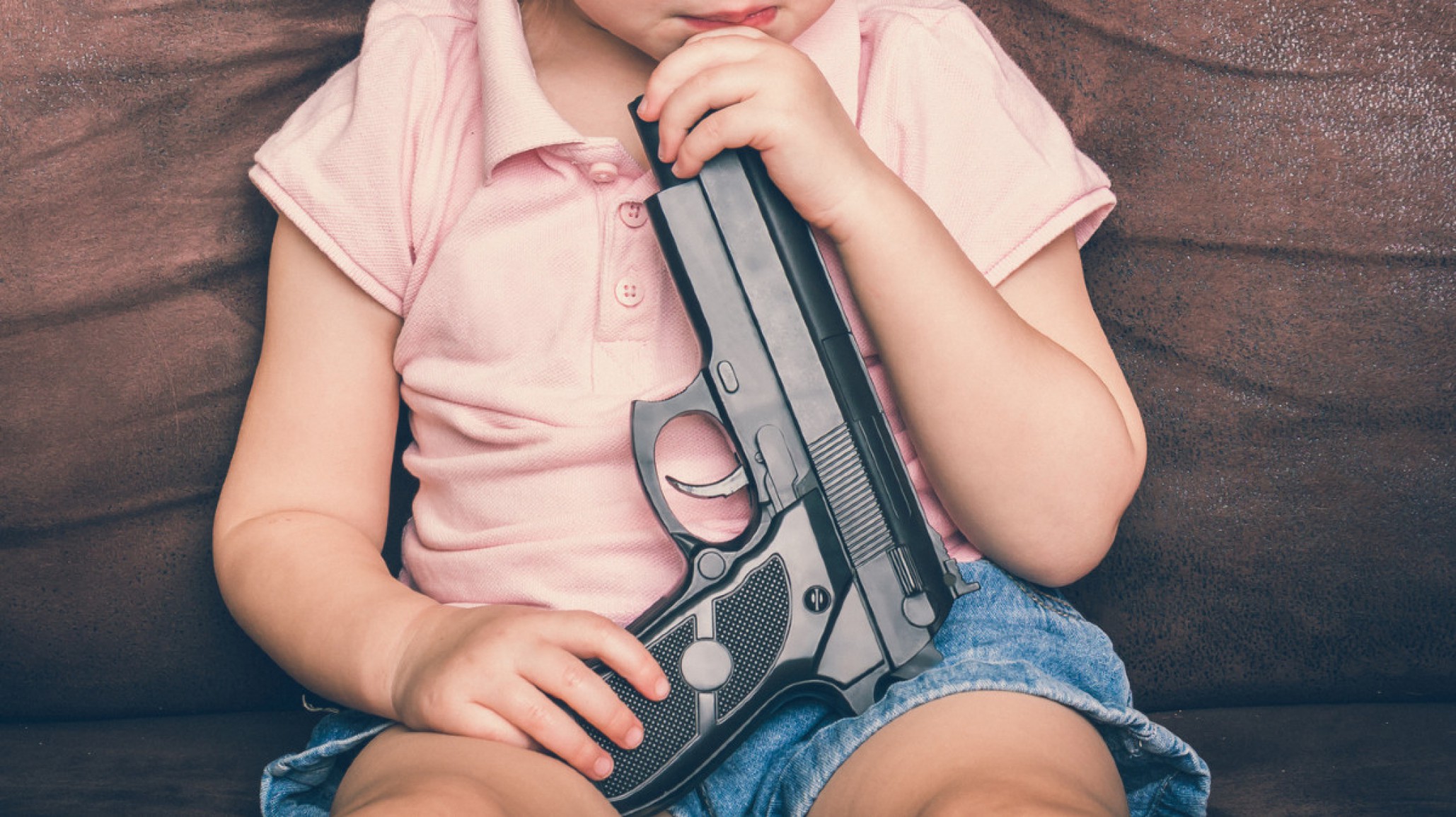 ¡Casi tragedia! Olvidó la pistola en la mesa y su hija de 2 años se disparó