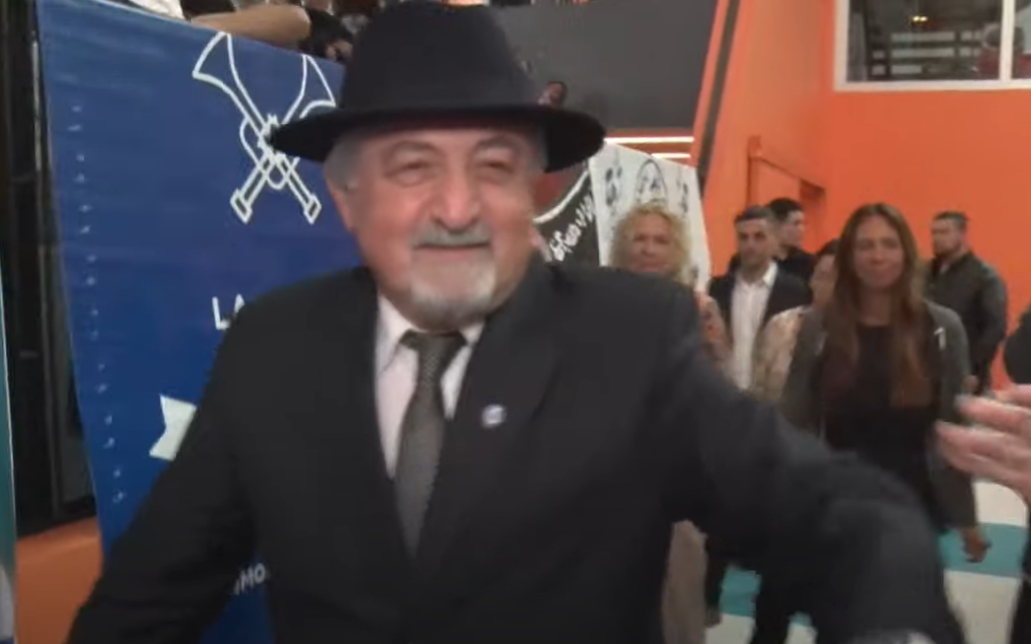 Othar Macharashvili ingresa y saluda a los presentes