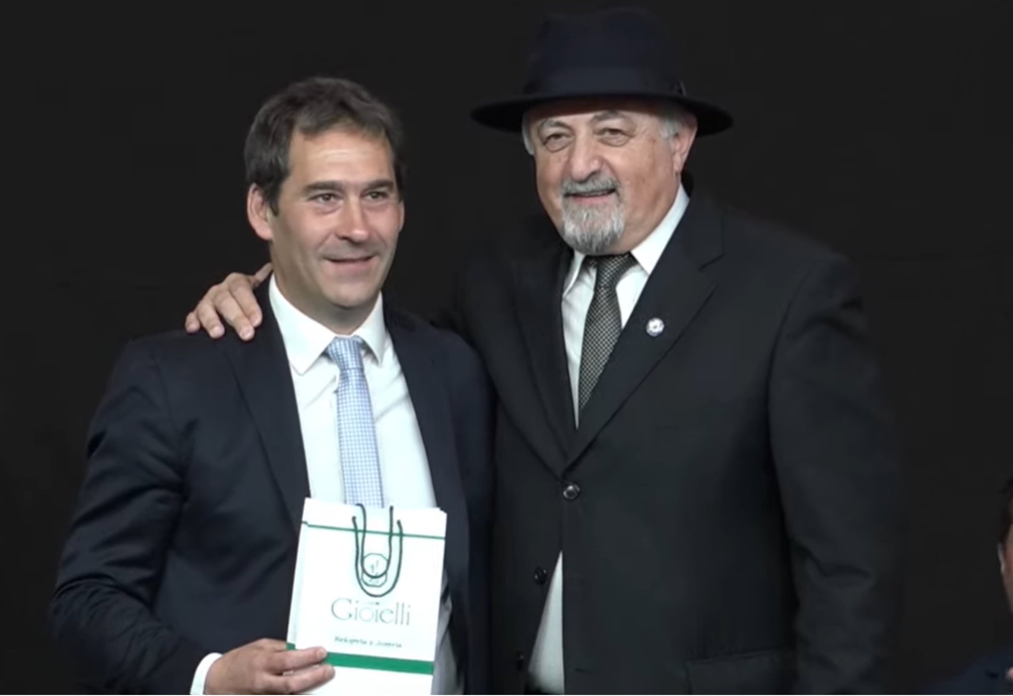 Juan Pablo Luque recibió un obsequio del intendente