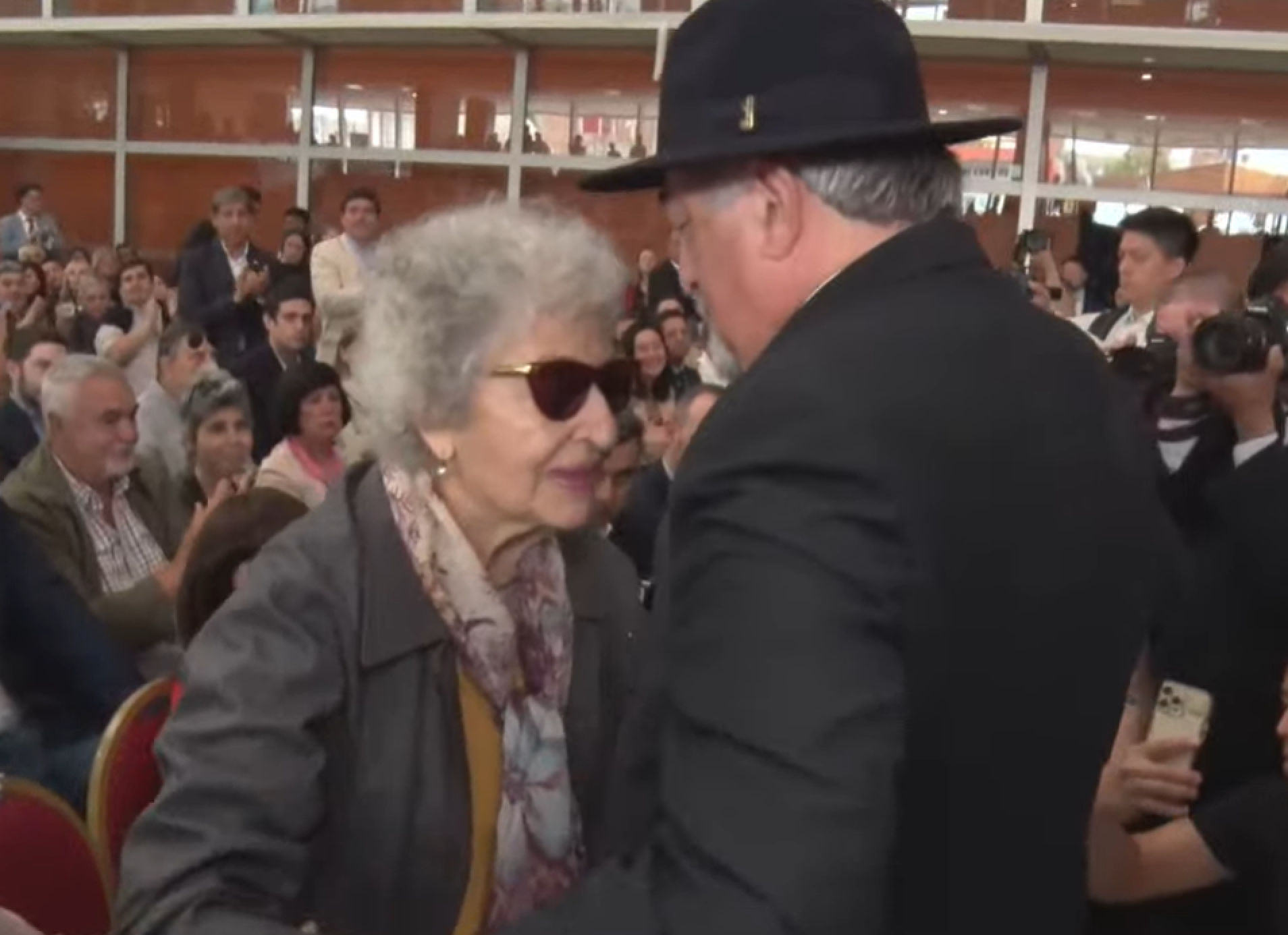 Othar rompió el protocolo para dar un emotivo abrazo a su madre