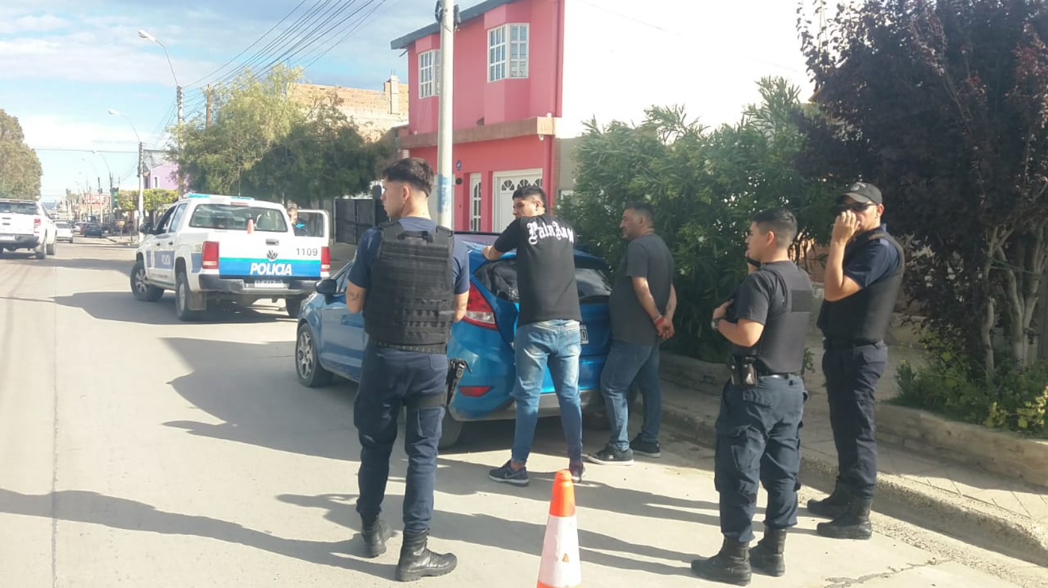 Trabajador petrolero amenazó a una mujer con un arma de fuego en plena vía pública