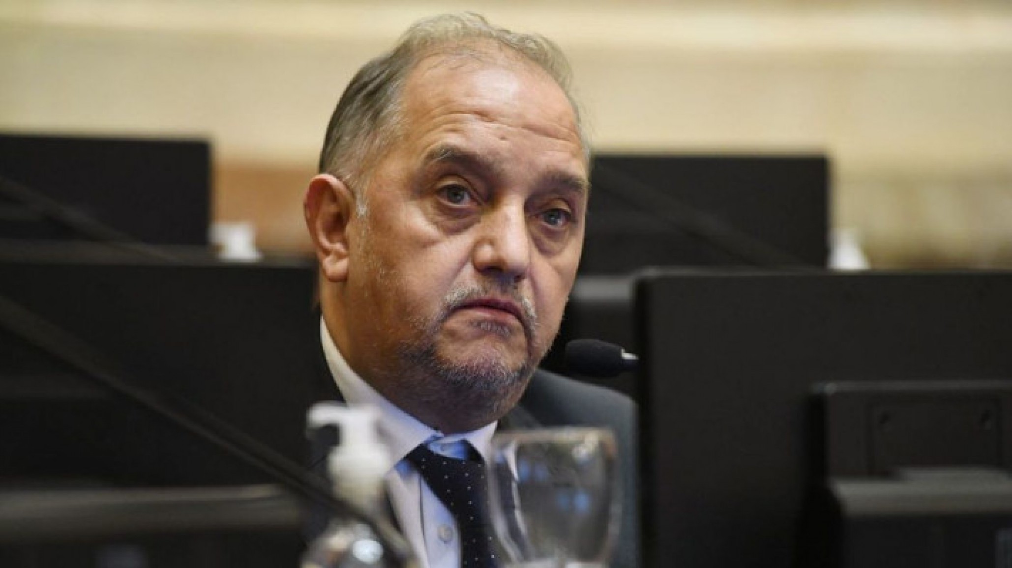 Linares a Torres: "No hay que ir por los trabajadores"