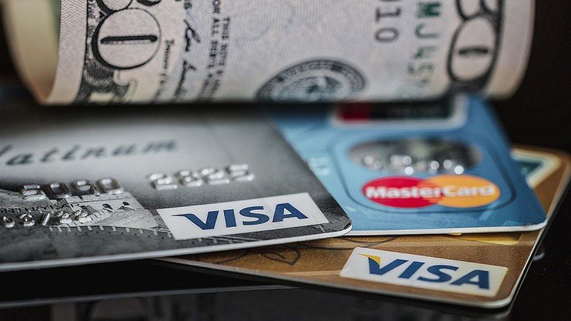 Estafadora gastó $10.000.000 en Mercado Pago con dos tarjetas robadas a una mujer
