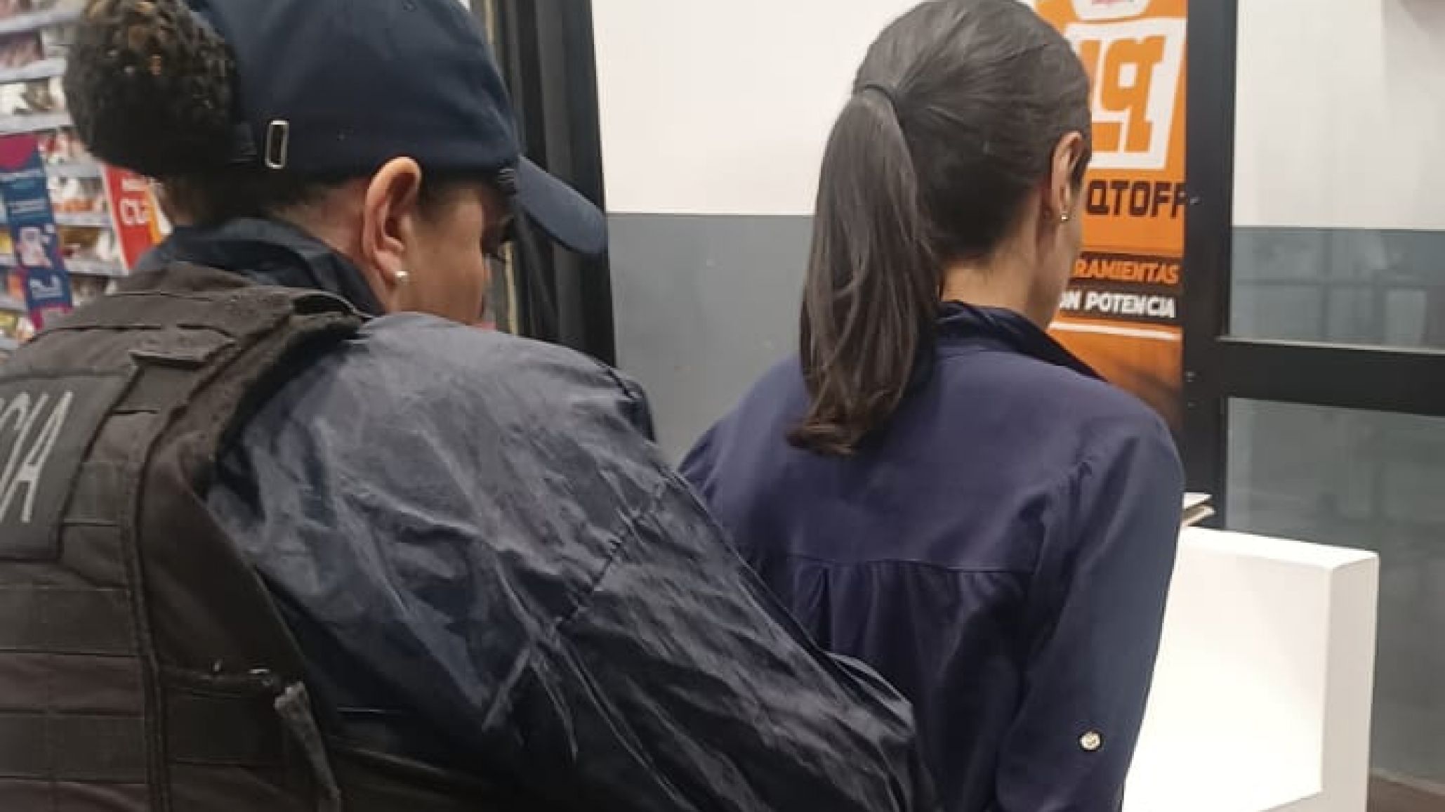 ¡No dejó nada! Una mujer robó en un supermercado