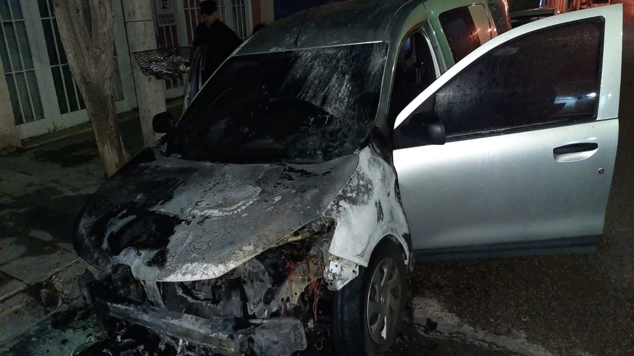 Dos hombres incendiaron un auto ¿Fue intencional?