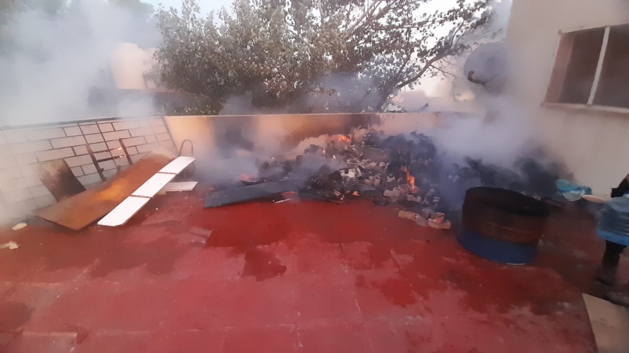 Incendio en biblioteca: trabajaron 2 dotaciones de bomberos ¿ardieron los libros?