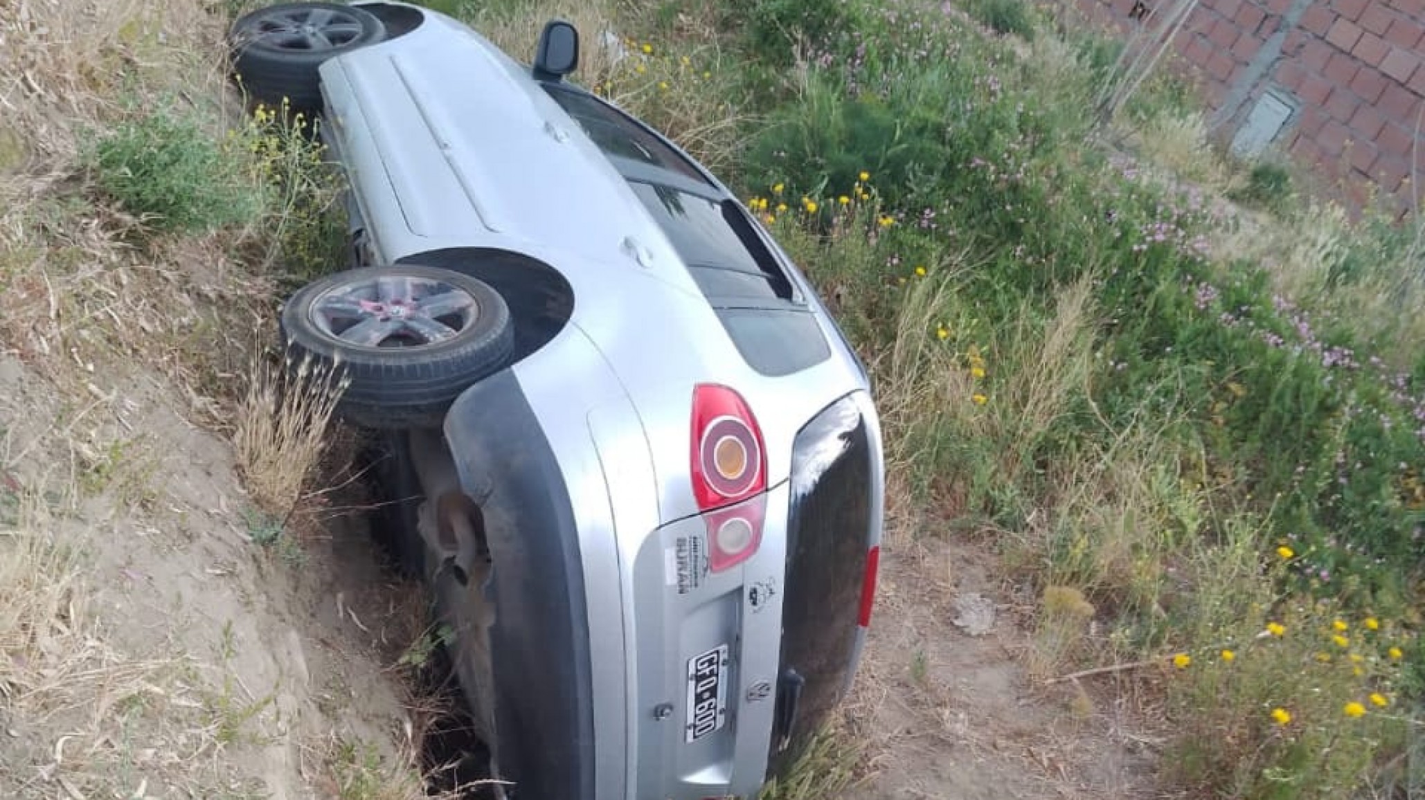 Volcó, termino en un desagüe y abandonó el auto