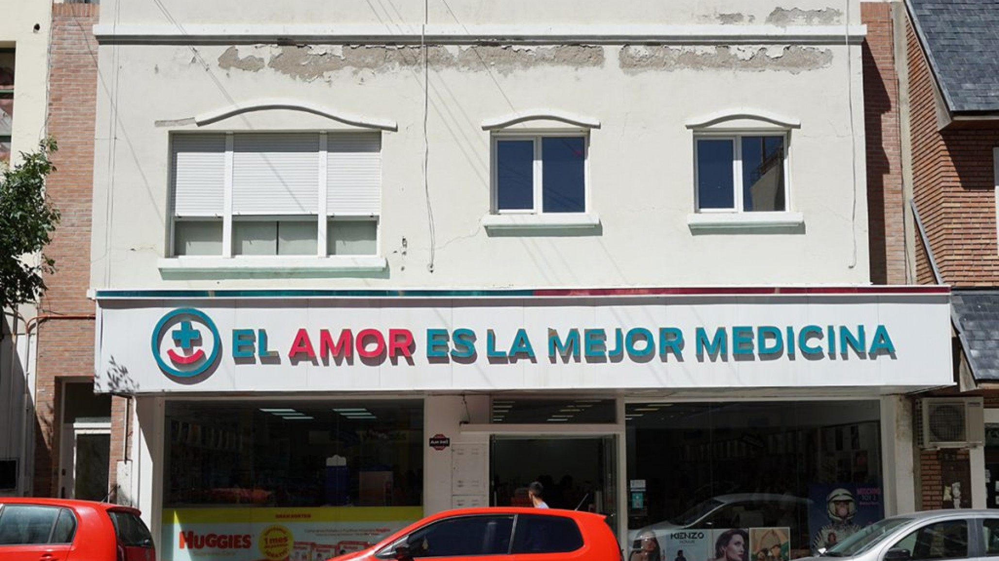 ¡Buena elección, poca velocidad! Quiso robar un perfume de casi $30.000 en la Farmacia Social, salió corriendo y lo atraparon