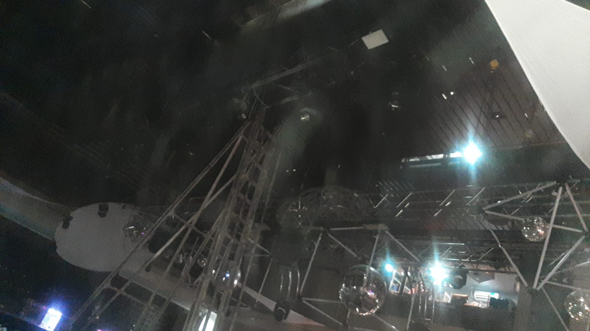 Así trabajaron dos dotaciones de bomberos en el incendio de Ele Multiespacio