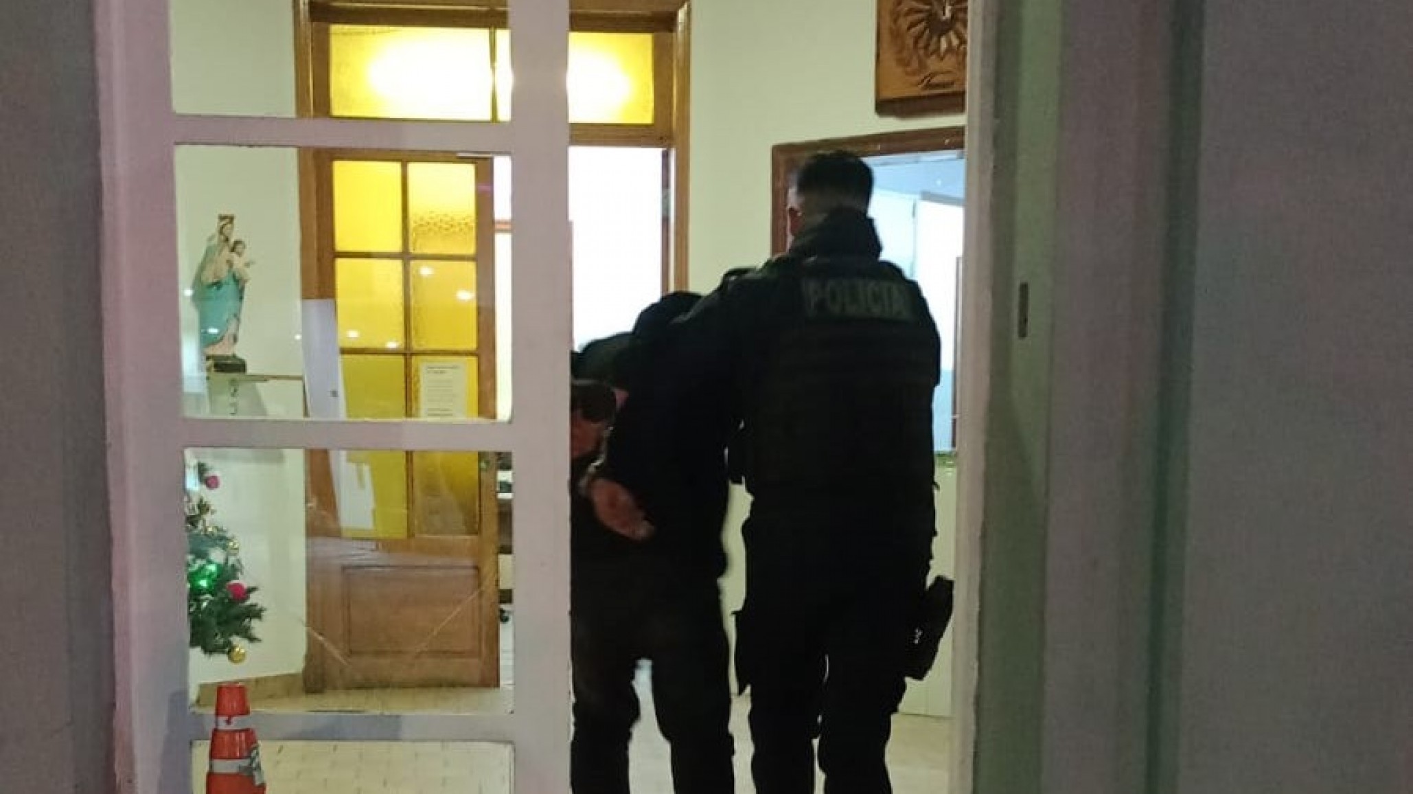 Rompieron el capot de un auto para robar una batería y terminaron presos