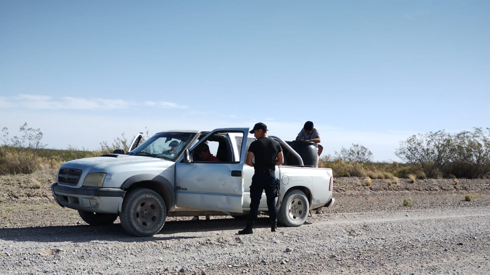 Vieron la suspensión baja y descubrieron que iba cargado con carne de guanaco