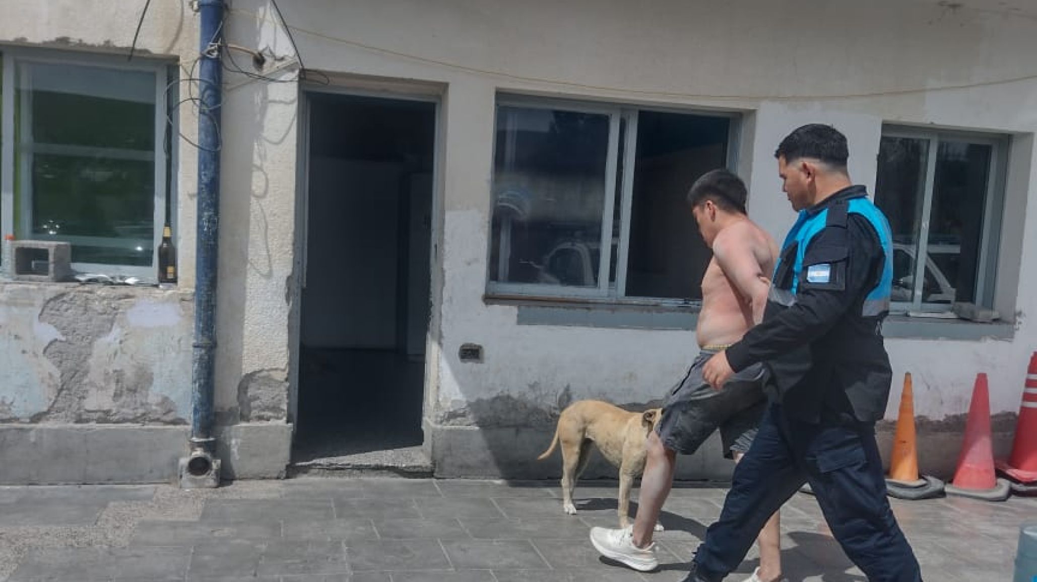 Violo la prohibición de acercamiento y terminó detenido