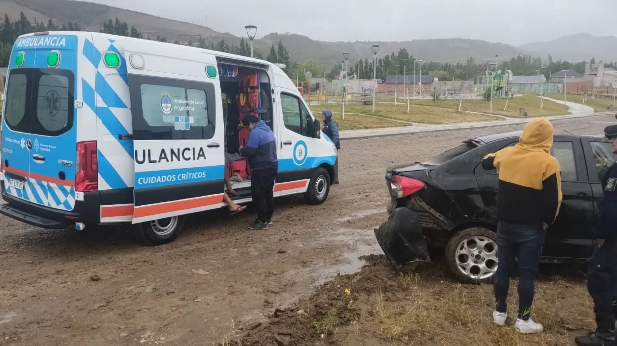 Un hombre perdió el control del auto y volcó