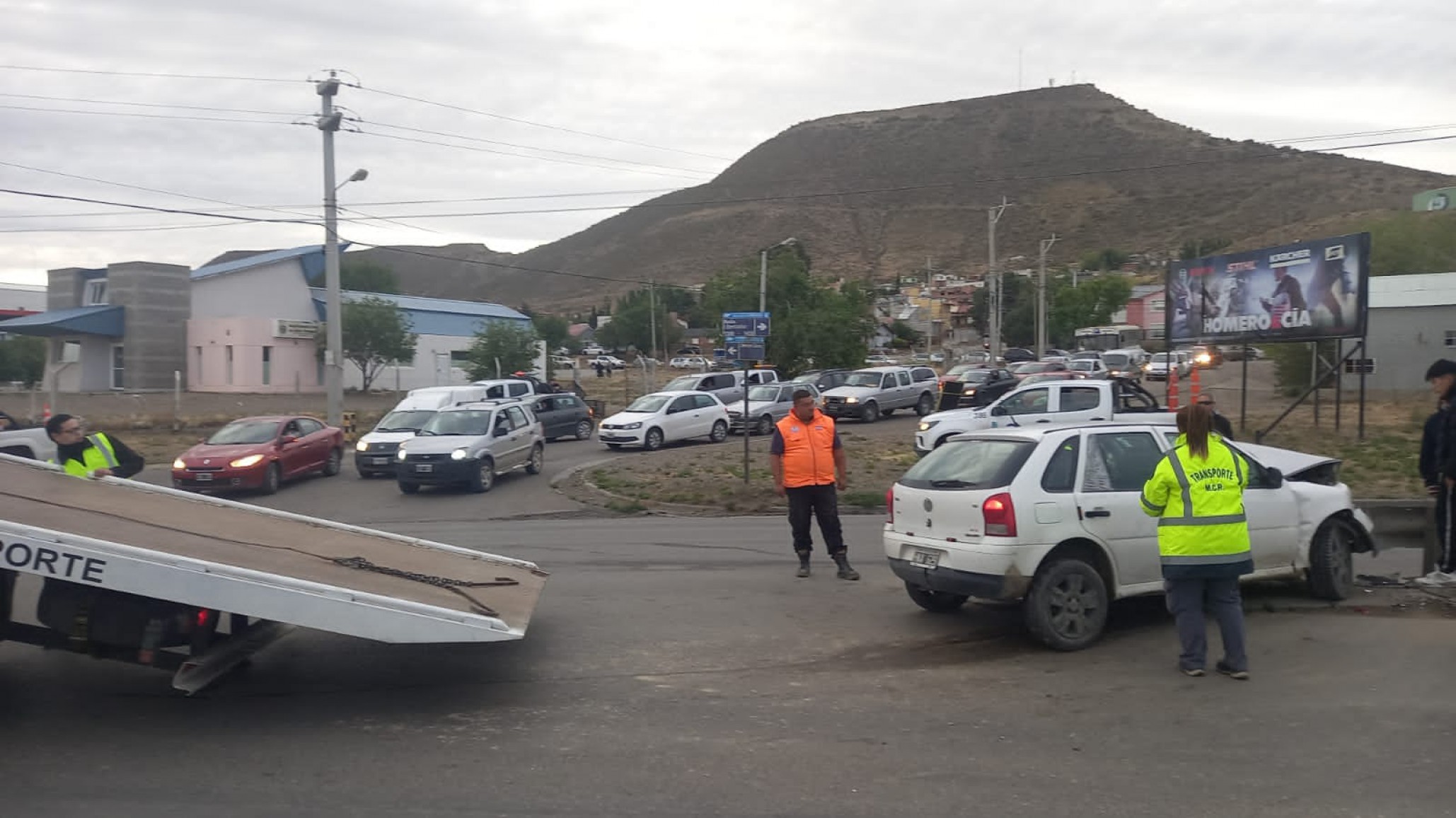 Cruzó con el semáforo en rojo y provocó un grave accidente en Km.3