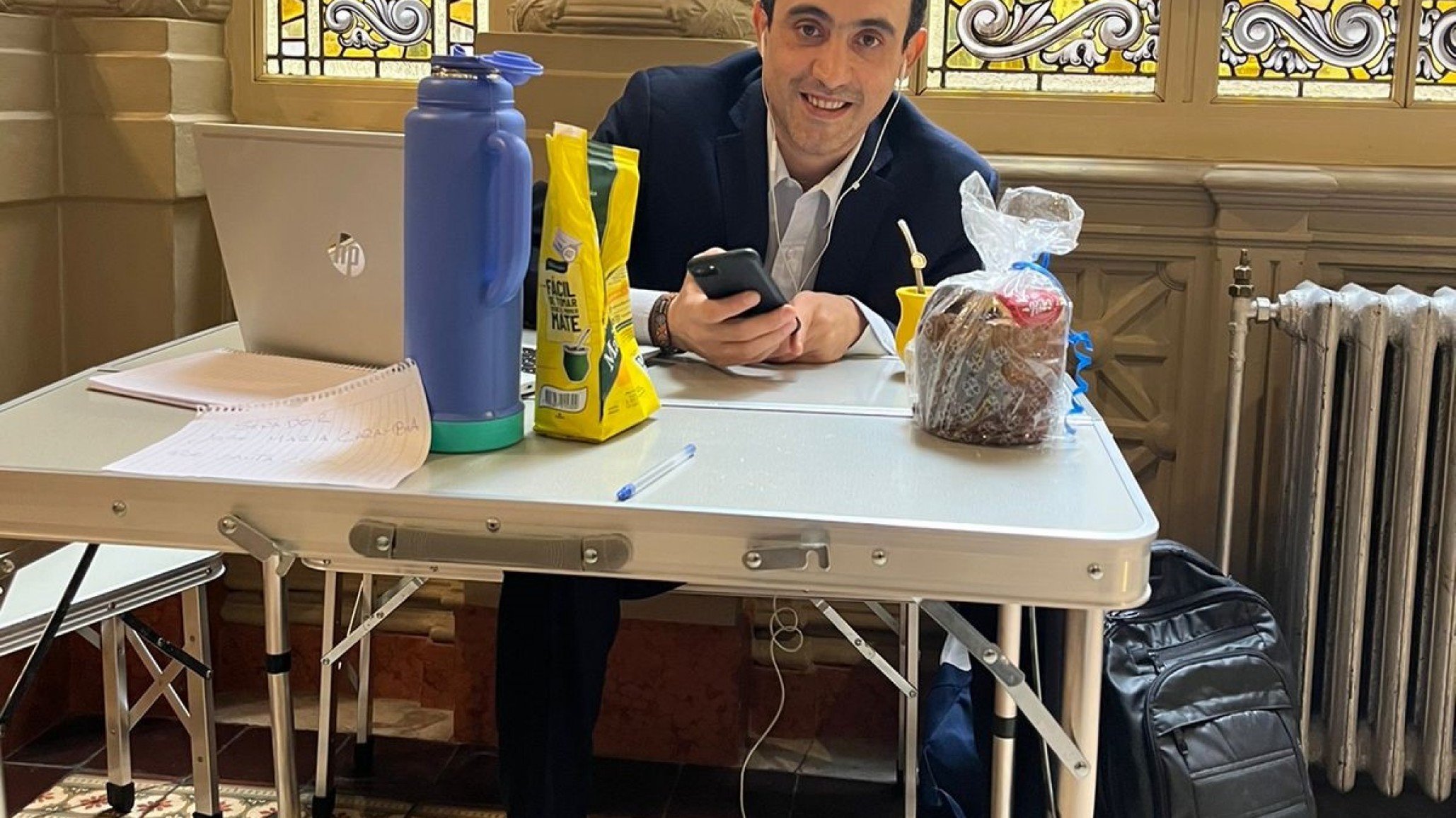 Insólito: a un senador no le asignaron despacho y armó su oficina en el pasillo del Congreso